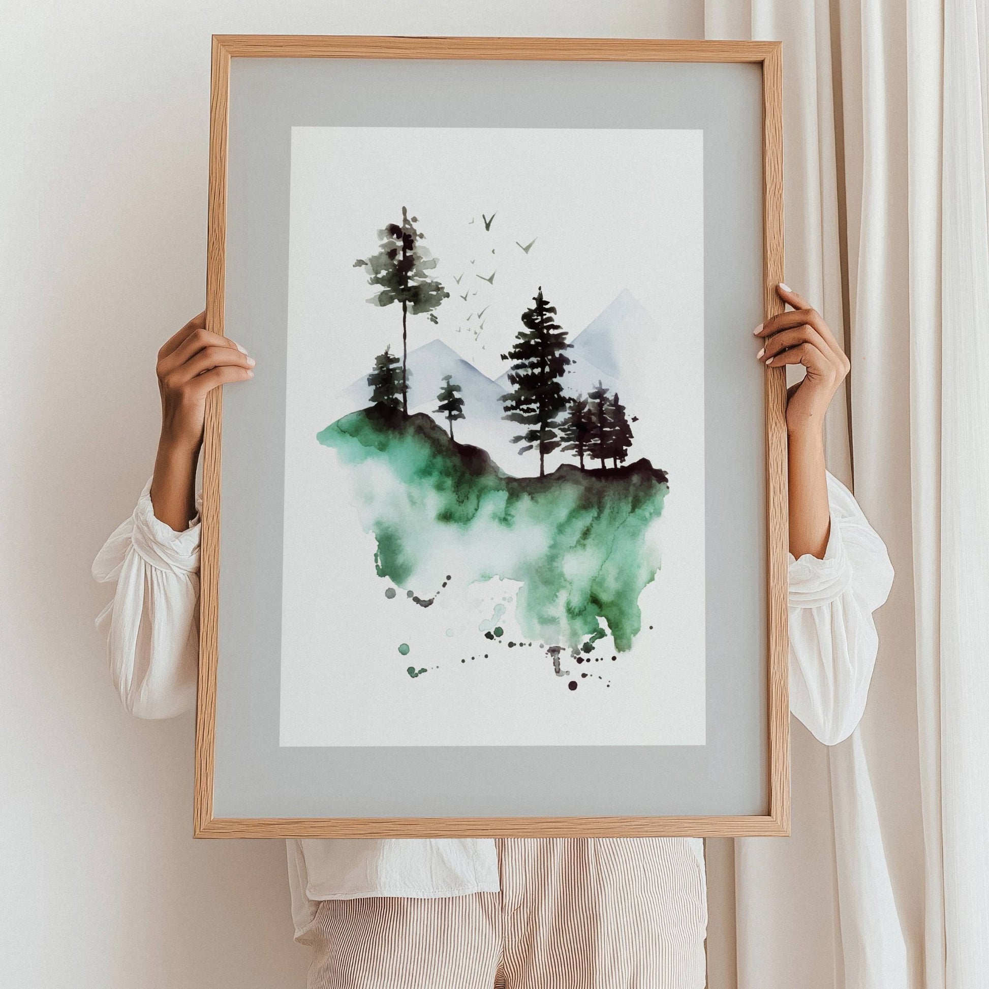  Nordic Serenity No2, en elegant akvarellplakat som fanger essensen av en svevende skog. Illustrasjon viser plakat i eik ramme.