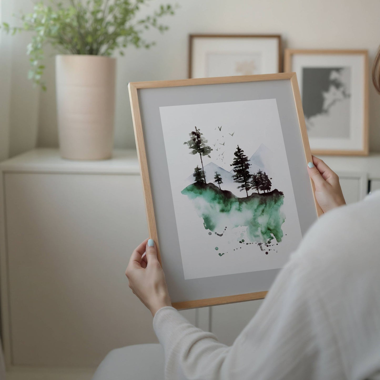  Nordic Serenity No2, en elegant akvarellplakat som fanger essensen av en svevende skog. Illustrasjon viser plakat i eik ramme.