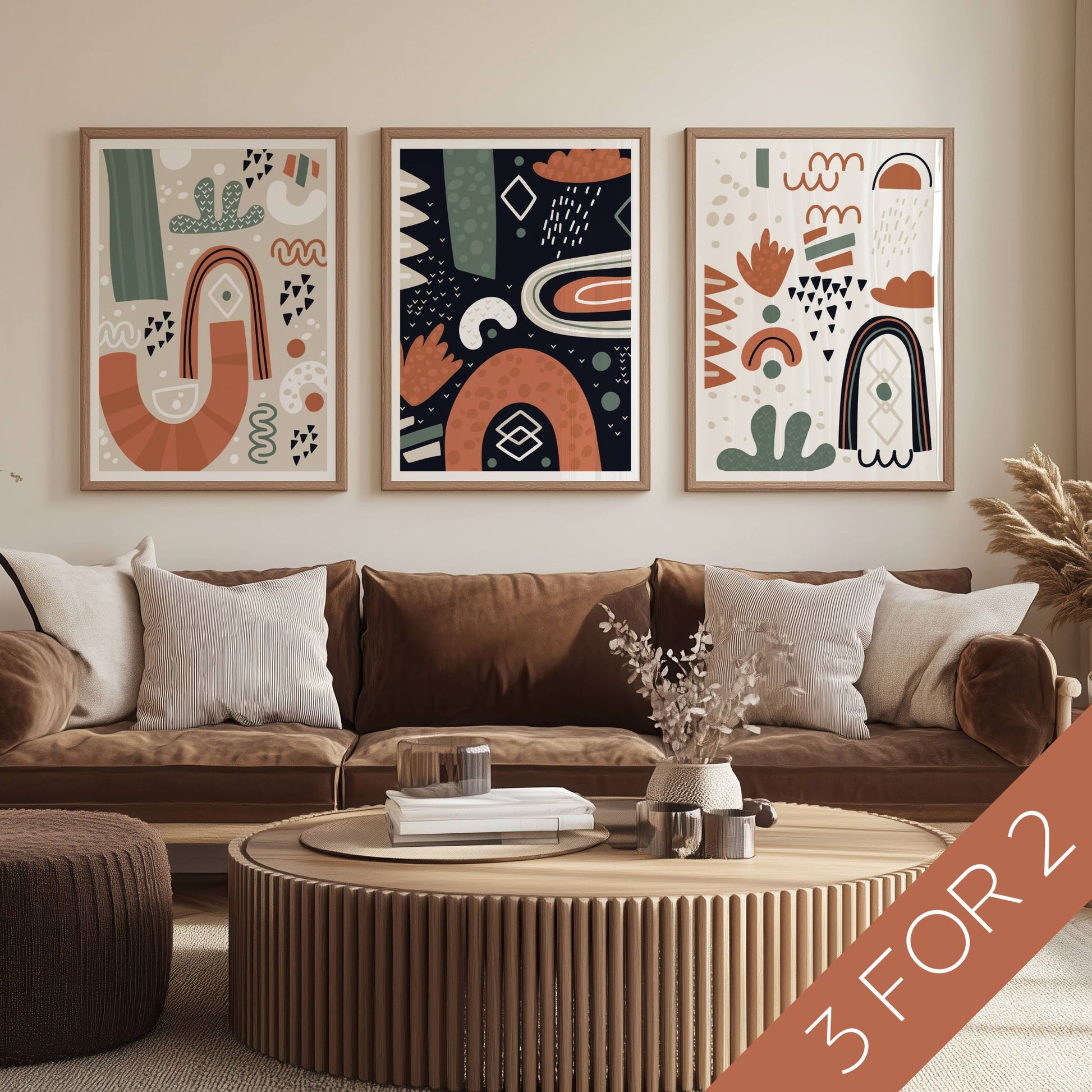 Nordic Abstractions Collection – 3 grafiske plakater. Illustrasjon viser plakatserien i rammer av eik på en vegg over en sofa.