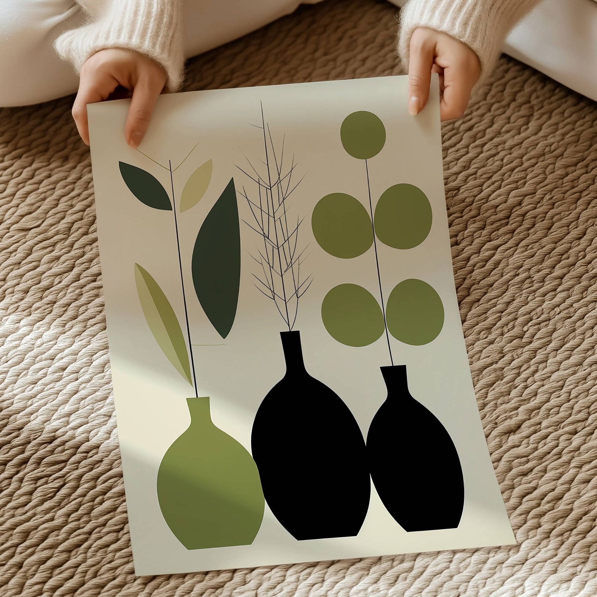 Green Harmony kombinerer geometriske vaser og botaniske elementer i en sofistikert fargepalett av grønt, beige og svart. Illustrasjon viser motivet på print.