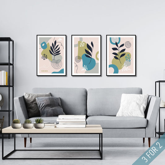 "Nordisk Abstraksjon Collection", en serie bestående av tre stilrene og moderne kunstverk som kombinerer naturlige elementer og abstrakte former. Illustrasjon viser motivene som plakater i sorte rammer.