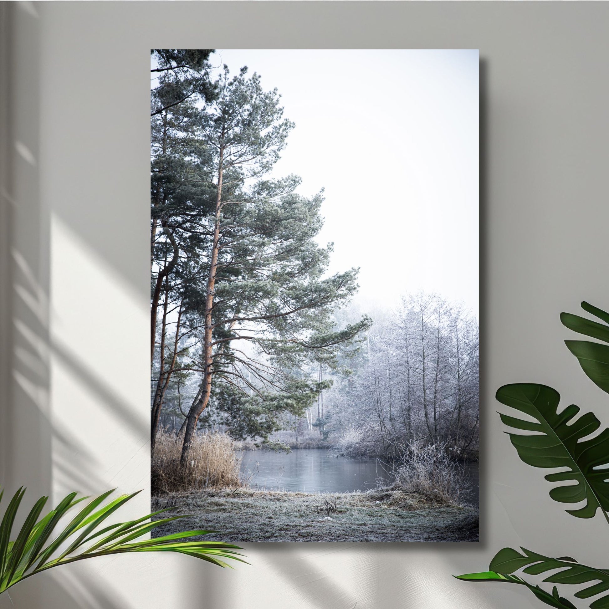 Dette motivet fanger essensen av et stille, vinterlig landskap, med snødekte trær ved en islagt innsjø. Illustrasjonsfoto viser motiv på lerret.