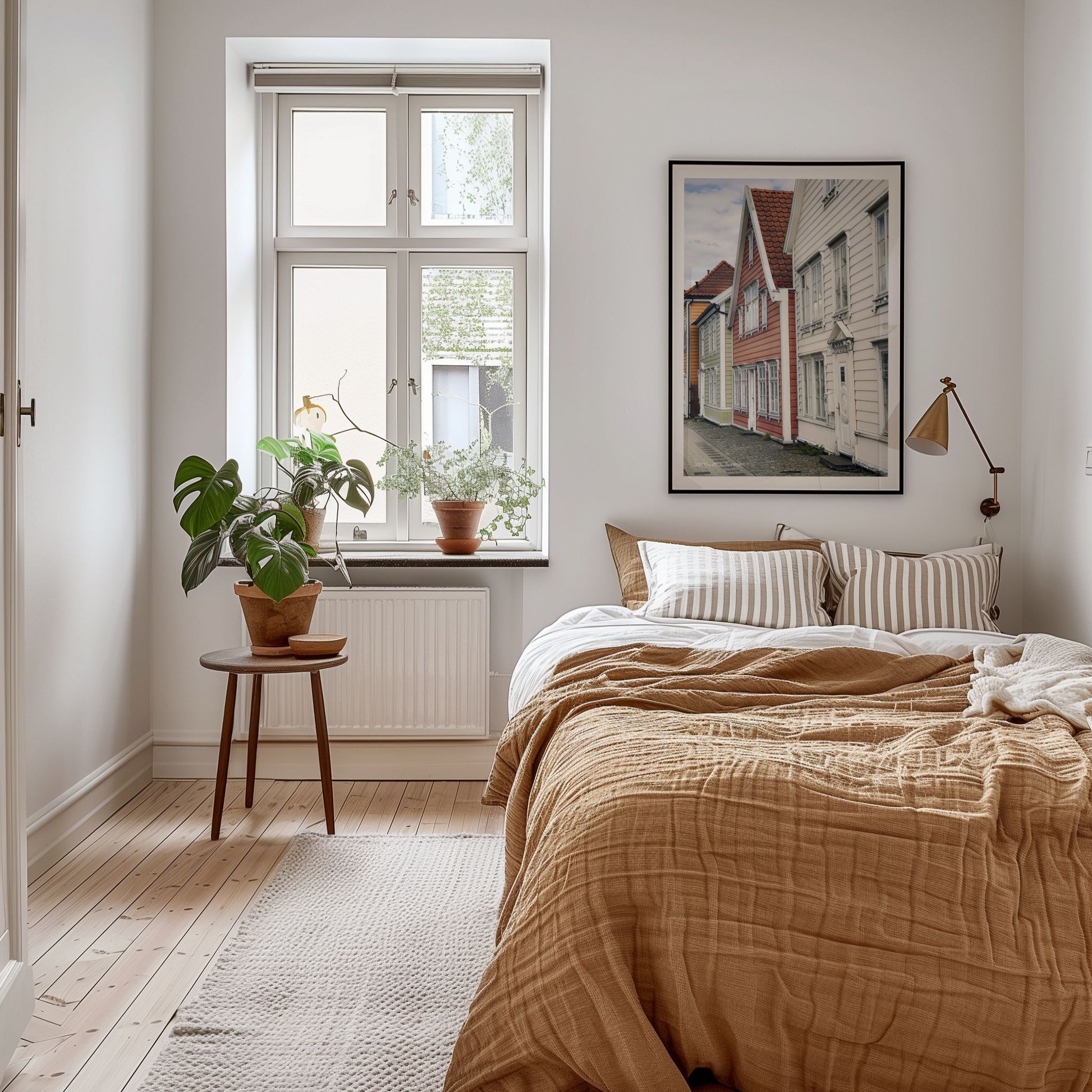 Nøstegaten på Nøstet er preget av tradisjonelle trehus tett i tett, med klare linjer og særpregede fasader. Illustrasjon viser plakat i sort ramme.