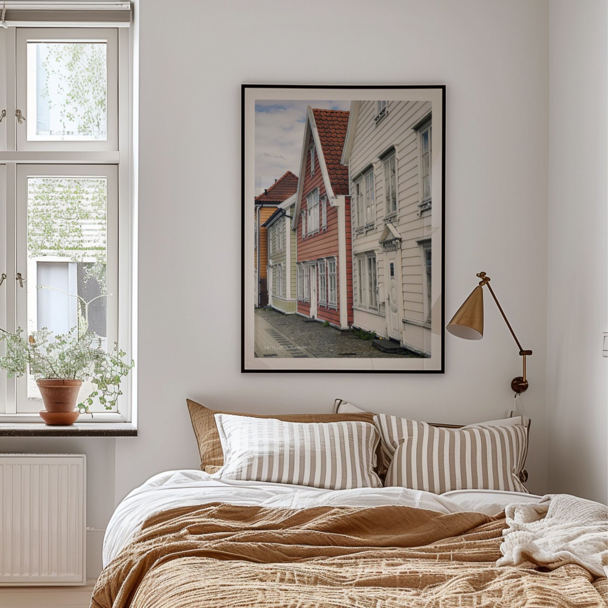Nøstegaten på Nøstet er preget av tradisjonelle trehus tett i tett, med klare linjer og særpregede fasader. Illustrasjon viser plakat i sort ramme.