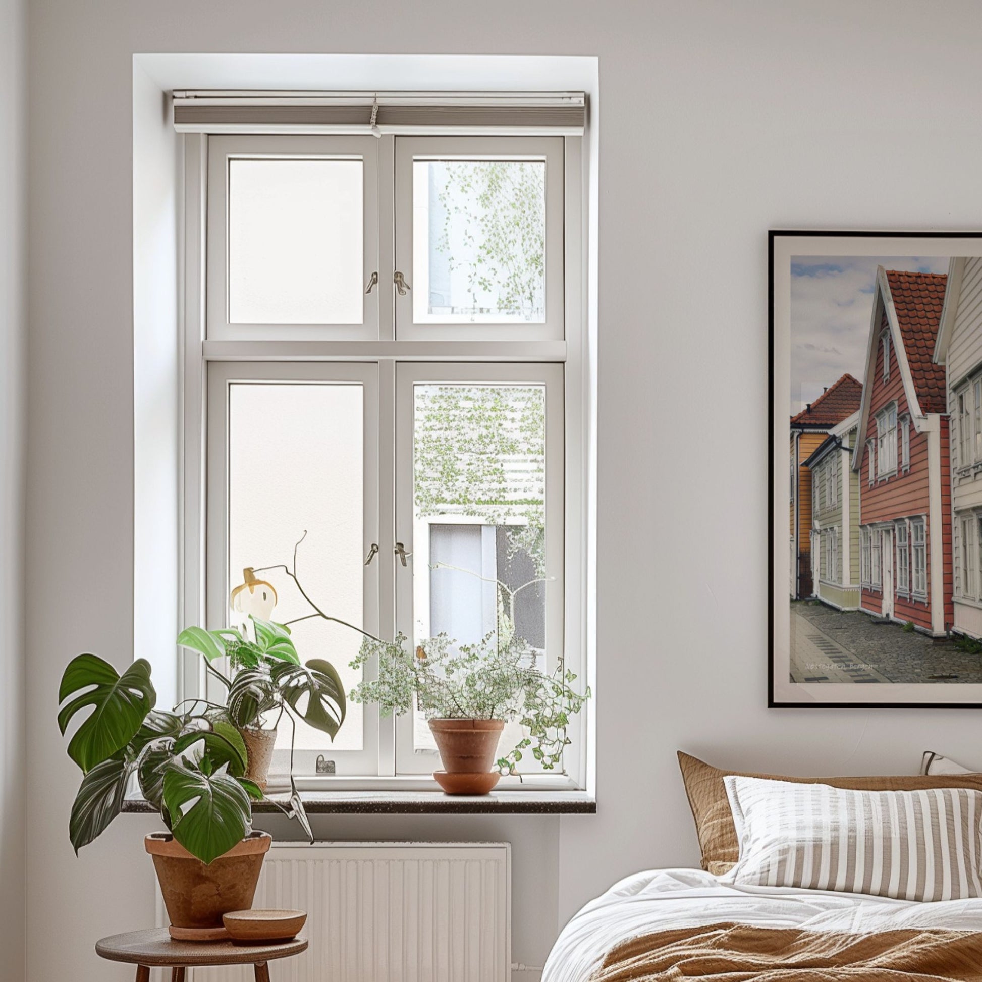 Nøstegaten på Nøstet er preget av tradisjonelle trehus tett i tett, med klare linjer og særpregede fasader. Illustrasjon viser plakat i sort ramme.