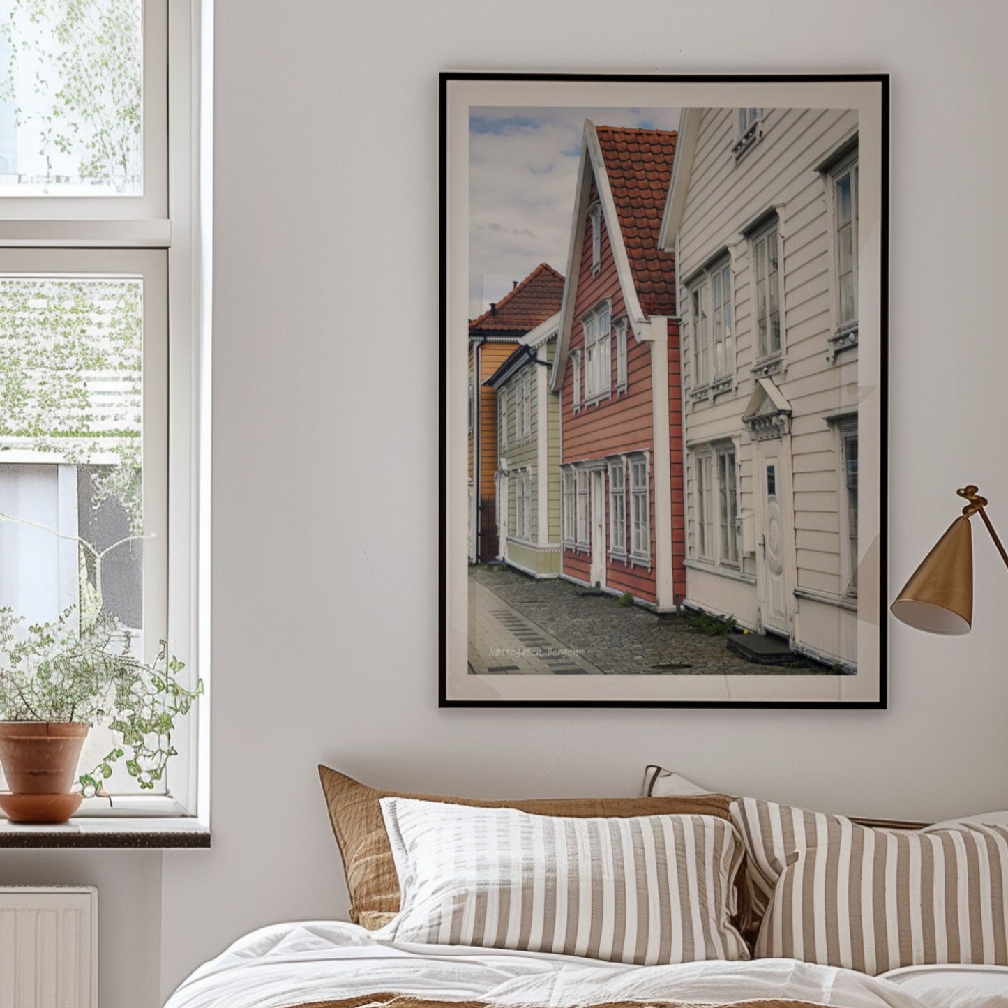 Nøstegaten på Nøstet er preget av tradisjonelle trehus tett i tett, med klare linjer og særpregede fasader. Illustrasjon viser plakat i sort ramme.