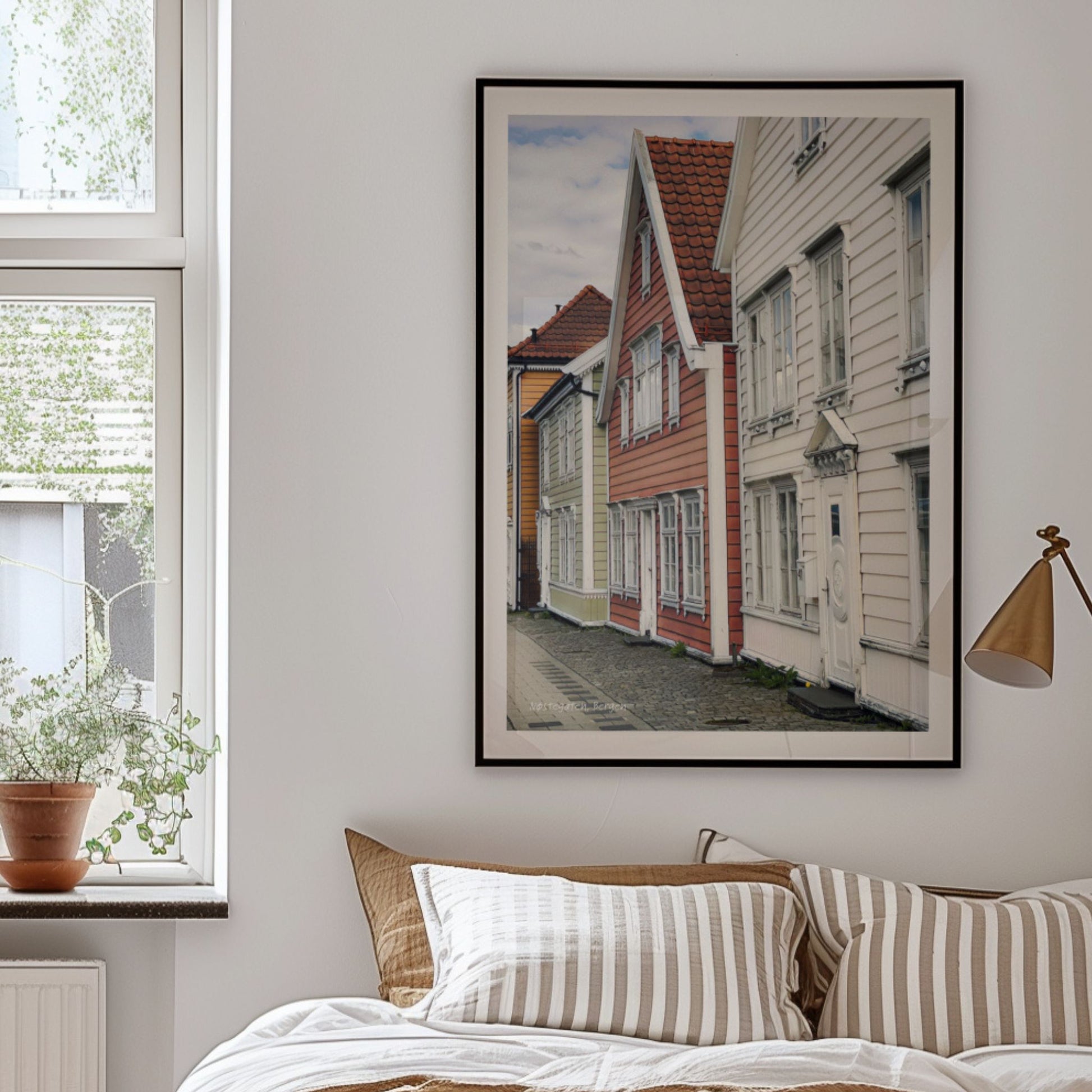 Nøstegaten på Nøstet er preget av tradisjonelle trehus tett i tett, med klare linjer og særpregede fasader. Illustrasjon viser plakat i sort ramme.