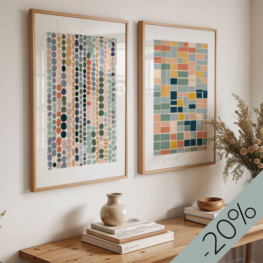 Skap et helhetlig og moderne uttrykk i hjemmet med Modern Shapes Collection – grafiske plakater. Illustrasjon viser plakater i eik rammer.