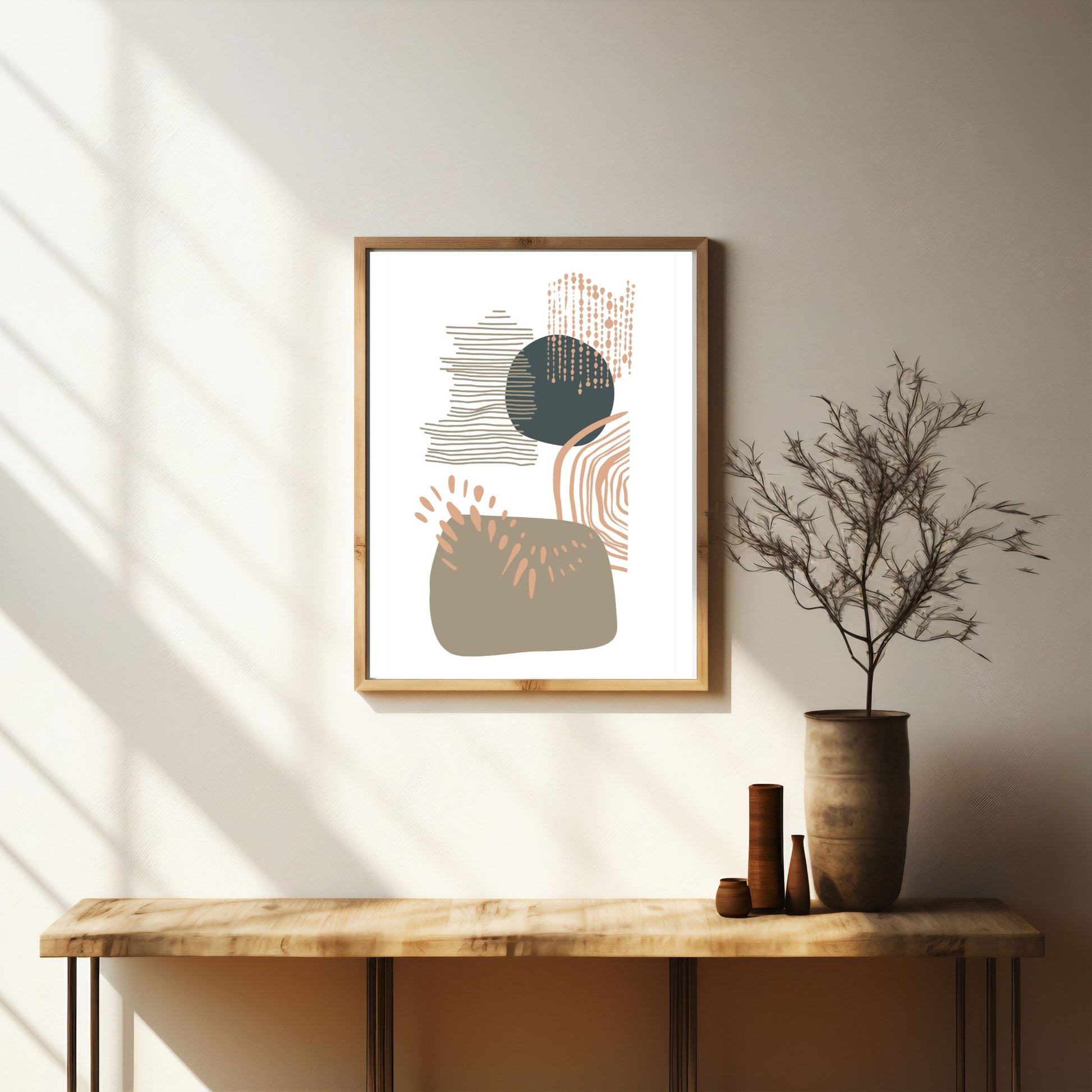 Gi hjemmet ditt et kunstnerisk løft med Organic Patterns – et sett med 3 abstrakte geometriske plakater som kombinerer myke, organiske linjer og stiliserte former i jordnære toner. Illustrasjonsfoto av Organic Patterns No1 i ramme.