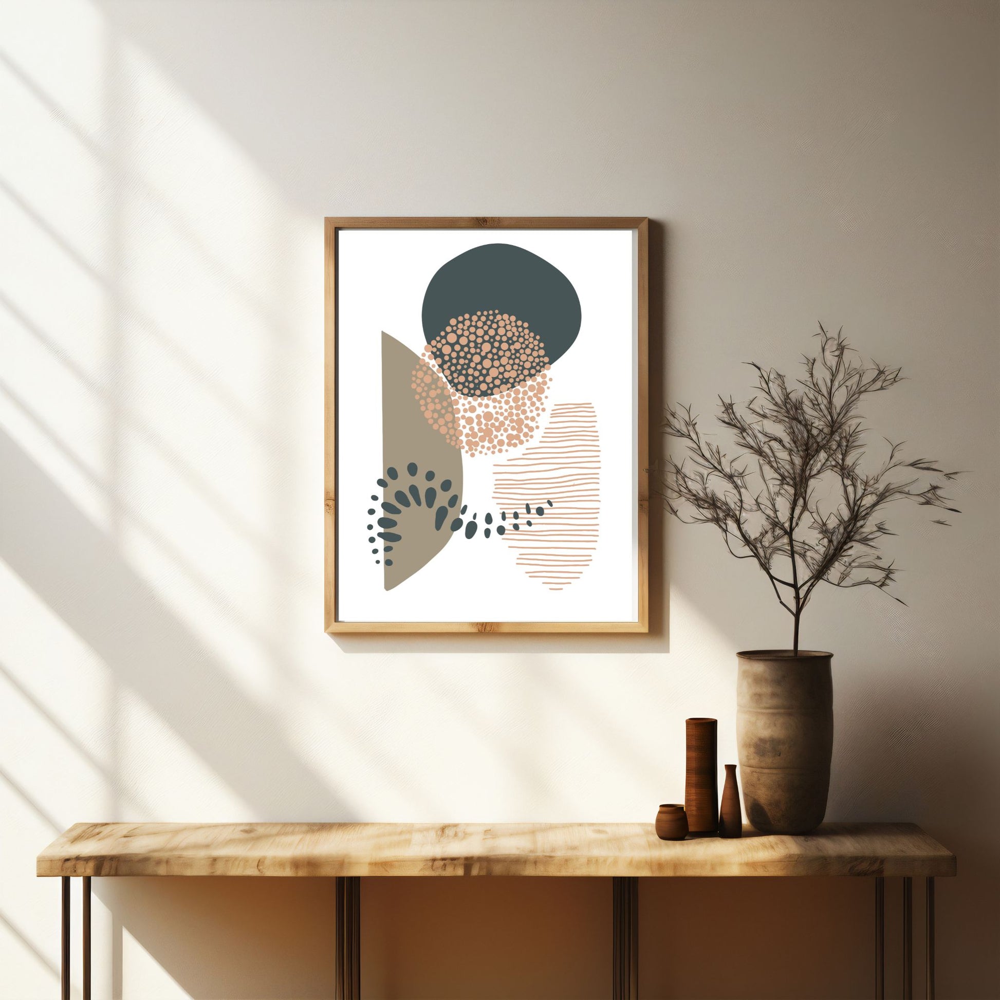Gi hjemmet ditt et kunstnerisk løft med Organic Patterns – et sett med 3 abstrakte geometriske plakater som kombinerer myke, organiske linjer og stiliserte former i jordnære toner. Illustrasjonsfoto av Organic Patterns No2 i ramme.