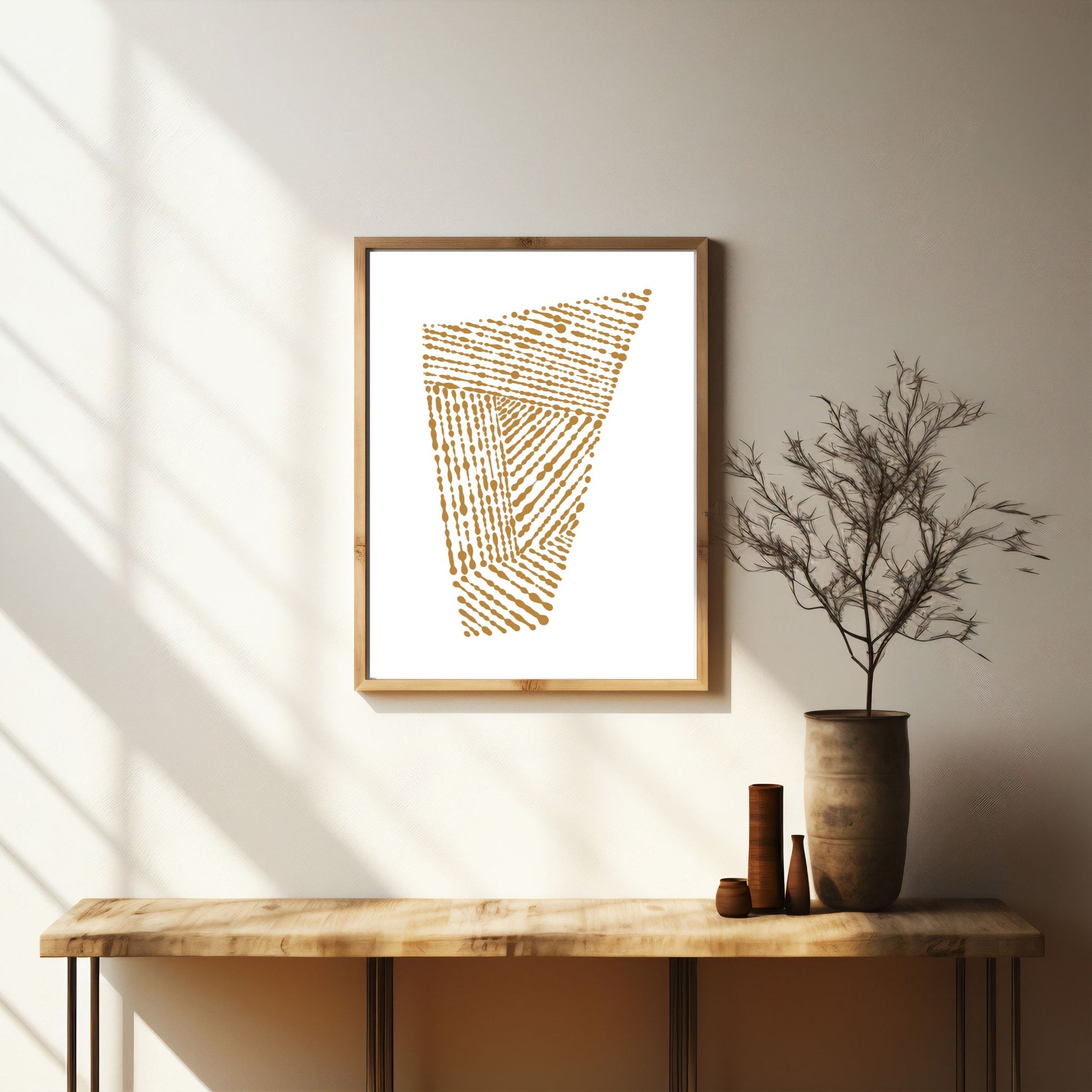 Gi hjemmet ditt et kunstnerisk løft med Organic Patterns – et sett med 3 abstrakte geometriske plakater som kombinerer myke, organiske linjer og stiliserte former i jordnære toner. Illustrasjonsfoto av Organic Patterns No3 i ramme.