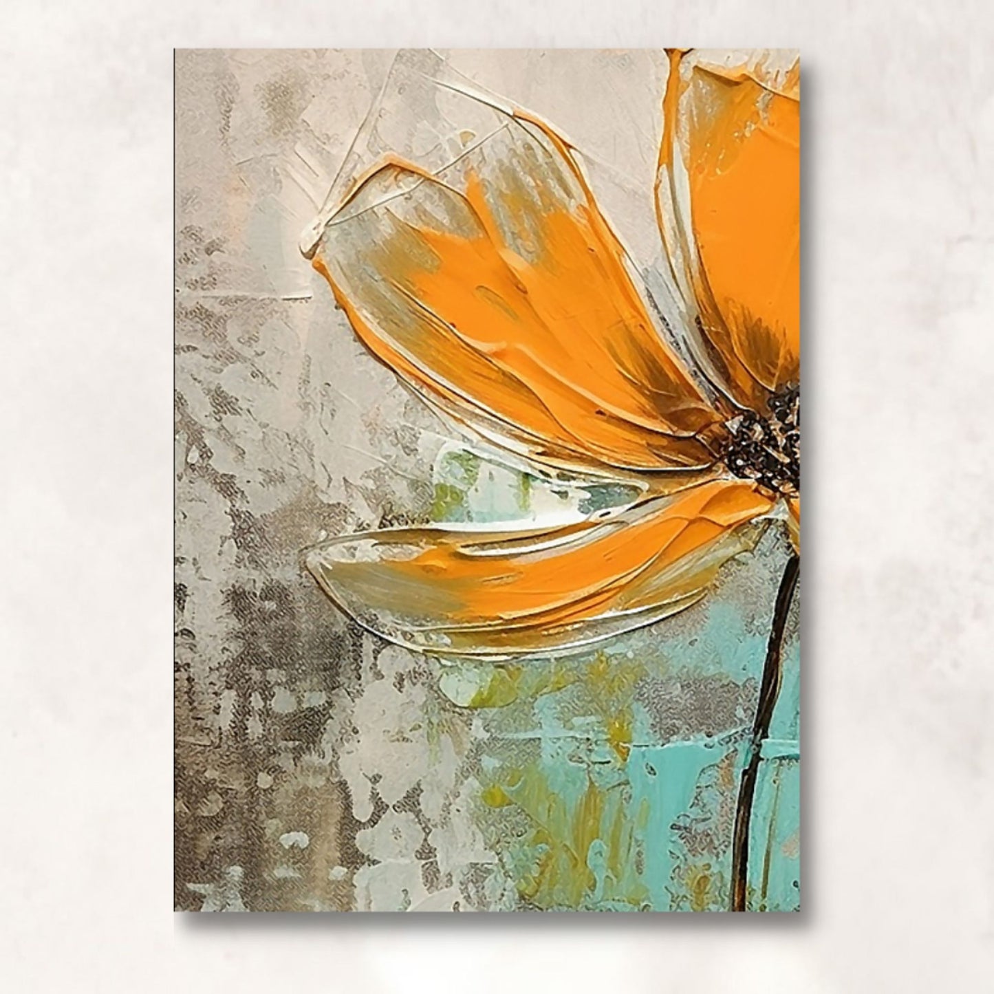 Motiv 1 av 3 stk. grafiske print på lerret. Motivet består av oransje blomster som danser på en beroligende bakgrunn av brunt,  beige og turkis. Illustrasjon av lerret på vegg.