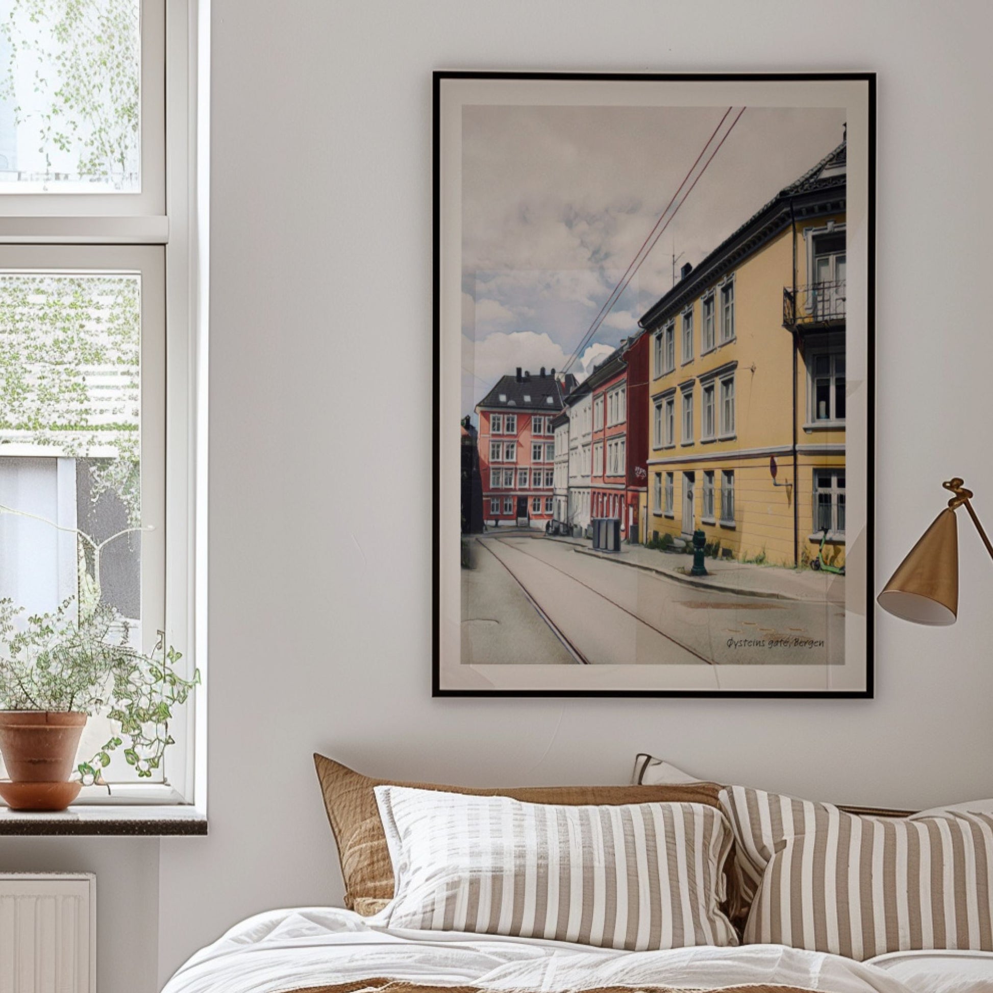 Øysteins gate på Sydnes kombinerer tradisjonelle trehus med urbane omgivelser. Illustrasjon viser plakat i sort ramme.