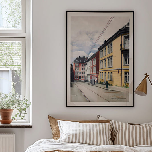 Øysteins gate på Sydnes kombinerer tradisjonelle trehus med urbane omgivelser. Illustrasjon viser plakat i sort ramme.