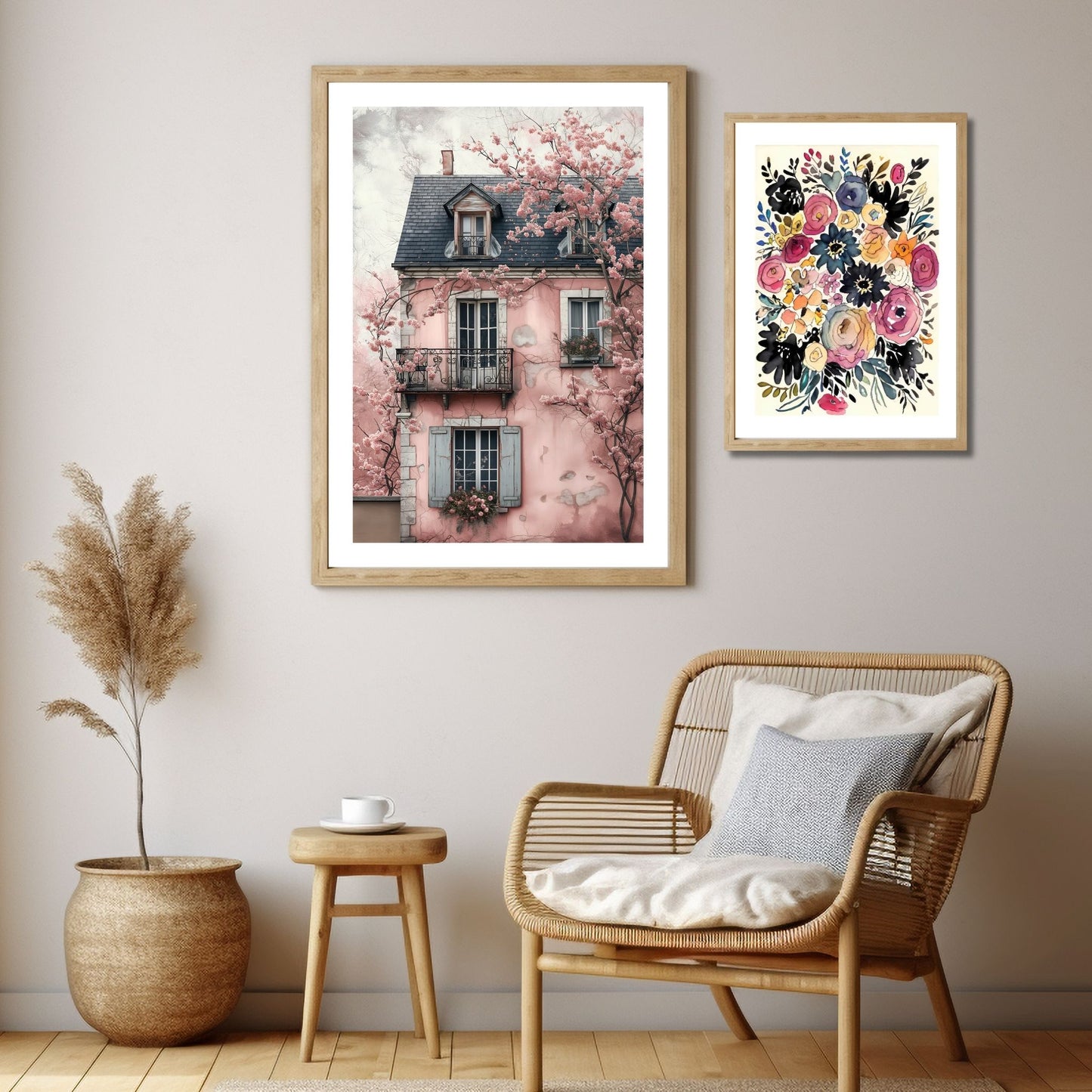 Grafisk illustrasjon av et gammelt og sjarmerende rosa murhus. Utenfor blomstrer to trær med rosa blomster. Illustrasjon av motivet som plakat i ramme.