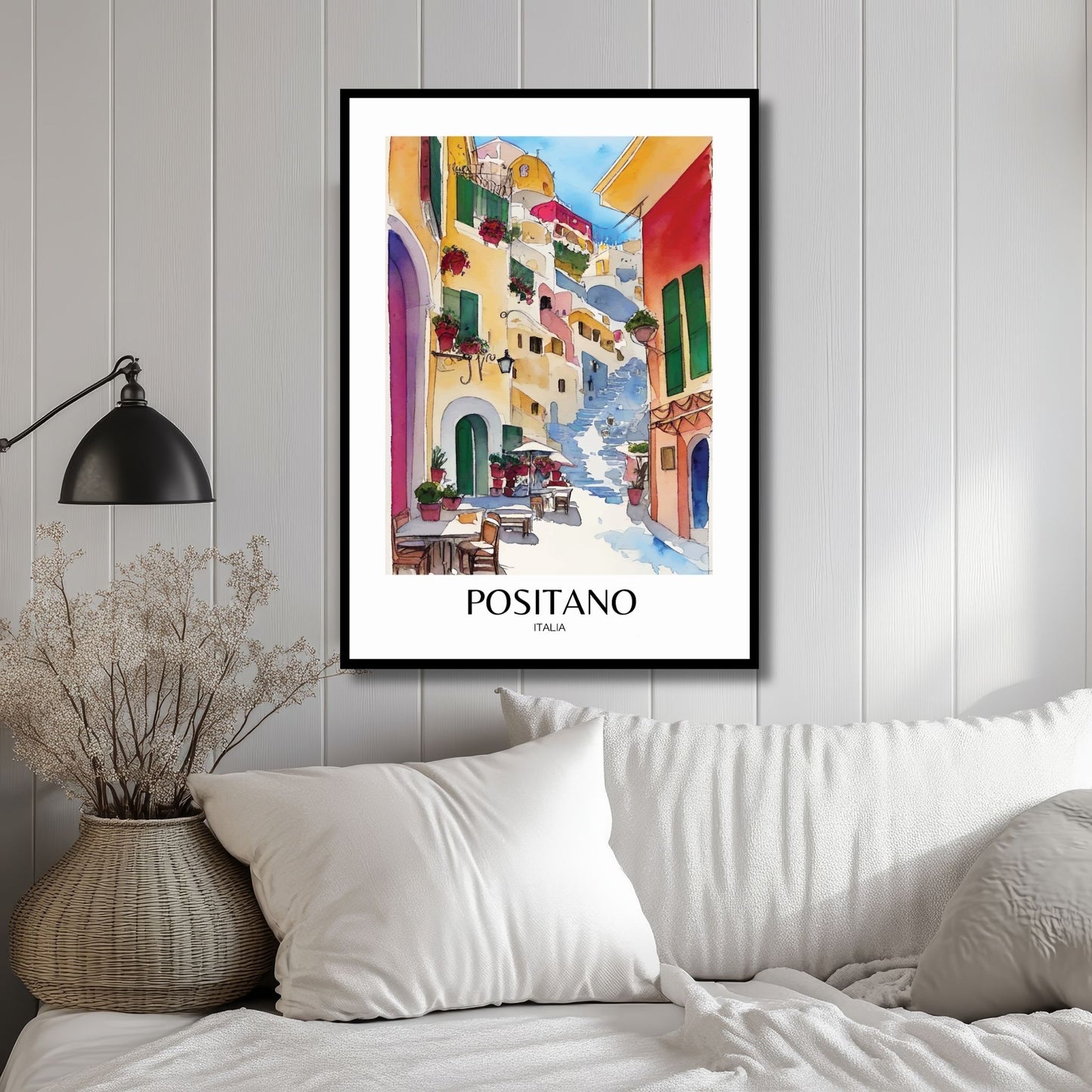 Inviter Positanos sjarm inn i hjemmet ditt med vår elegante plakat Positano No3. Illustrasjon viser plakat med tekst i sort ramme.