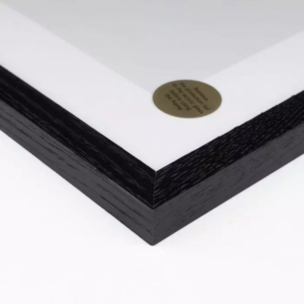 Sortmalt eikeprofil som fremhever treets naturlige årring gir et moderne og robust utseende som passer perfekt i enhver interiørstil.