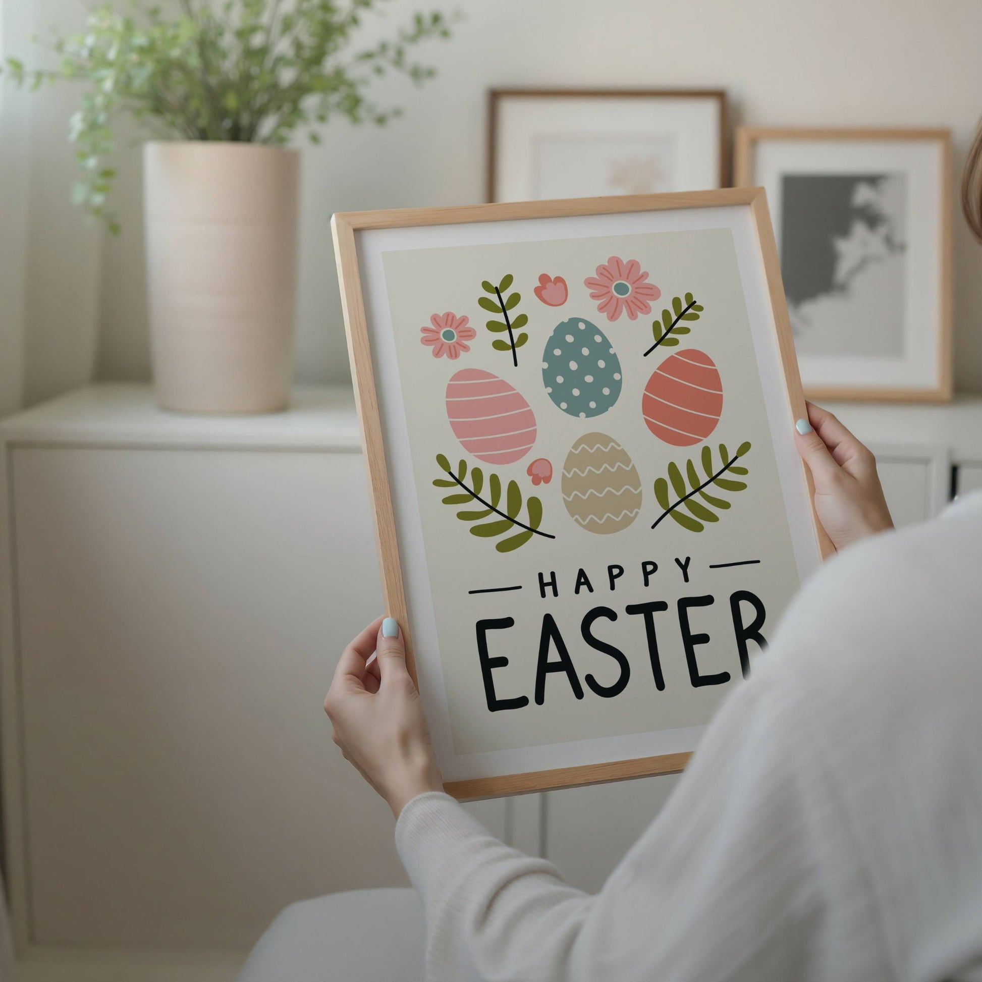  Denne dekorative påskeplakaten kombinerer vakre pastellfarger, stilrene påskeegg og delikate blomstermotiver for å gi hjemmet ditt en varm og livlig påskefeiring. Illustrasjon viser plakat med hvit kant i eik ramme.
