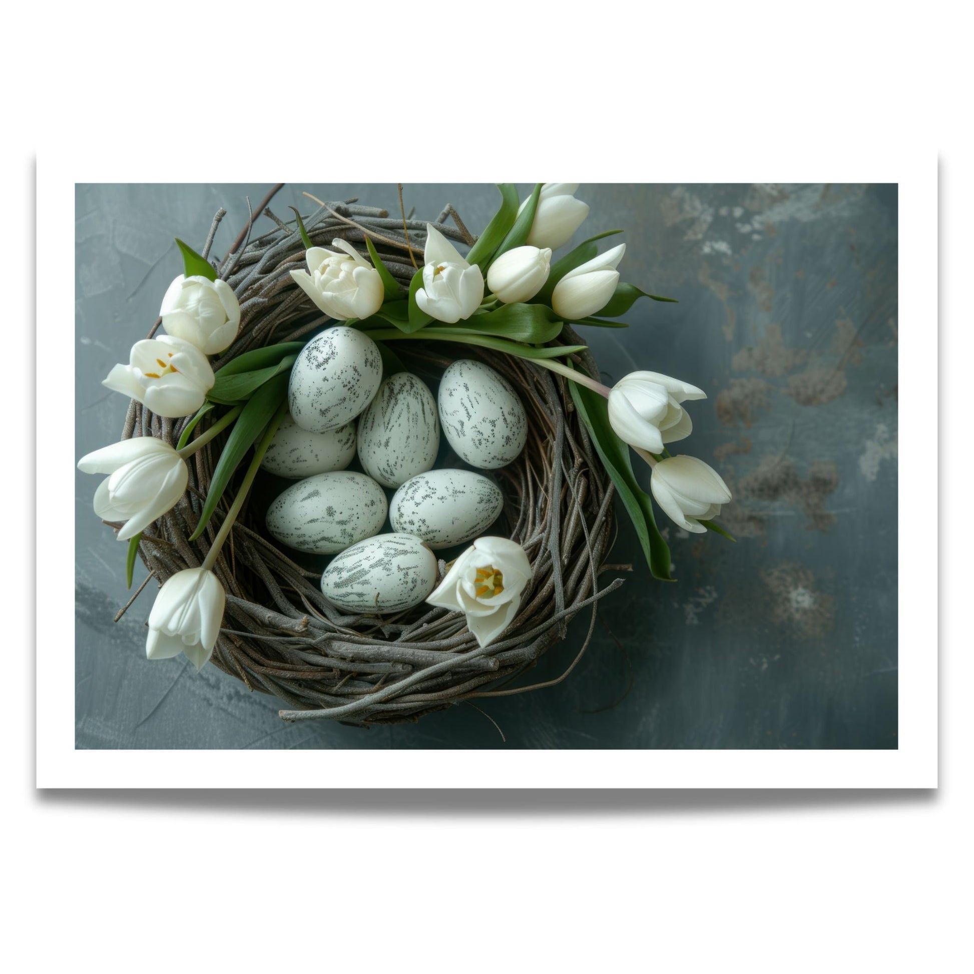 Dette vakre motivet forener naturens enkle eleganse med vårens friske uttrykk. En håndlaget fuglerede fylt med delikat marmorerte egg, omkranset av nydelige hvite tulipaner, gir et harmonisk og tidløst preg til ethvert interiør.