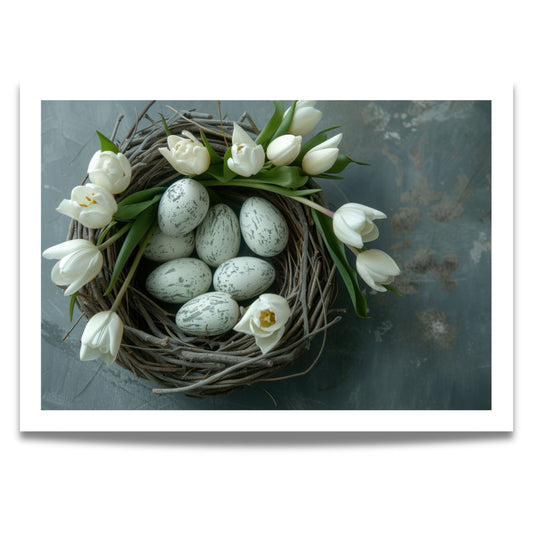 Dette vakre motivet forener naturens enkle eleganse med vårens friske uttrykk. En håndlaget fuglerede fylt med delikat marmorerte egg, omkranset av nydelige hvite tulipaner, gir et harmonisk og tidløst preg til ethvert interiør.
