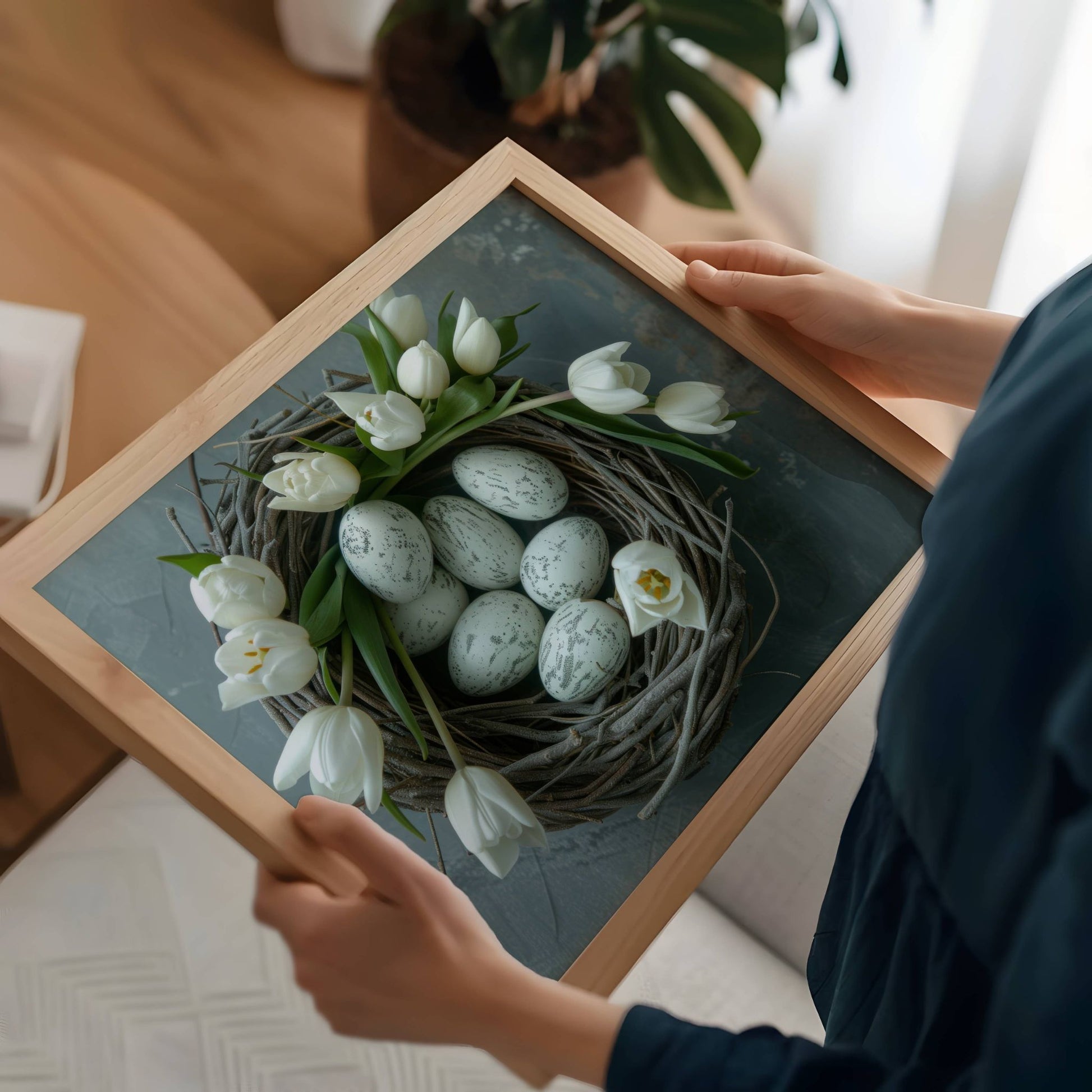 Dette vakre motivet forener naturens enkle eleganse med vårens friske uttrykk. En håndlaget fuglerede fylt med delikat marmorerte egg, omkranset av nydelige hvite tulipaner, gir et harmonisk og tidløst preg til ethvert interiør. Illustrasjon viser plakat uten hvitt kant i eik ramme.
