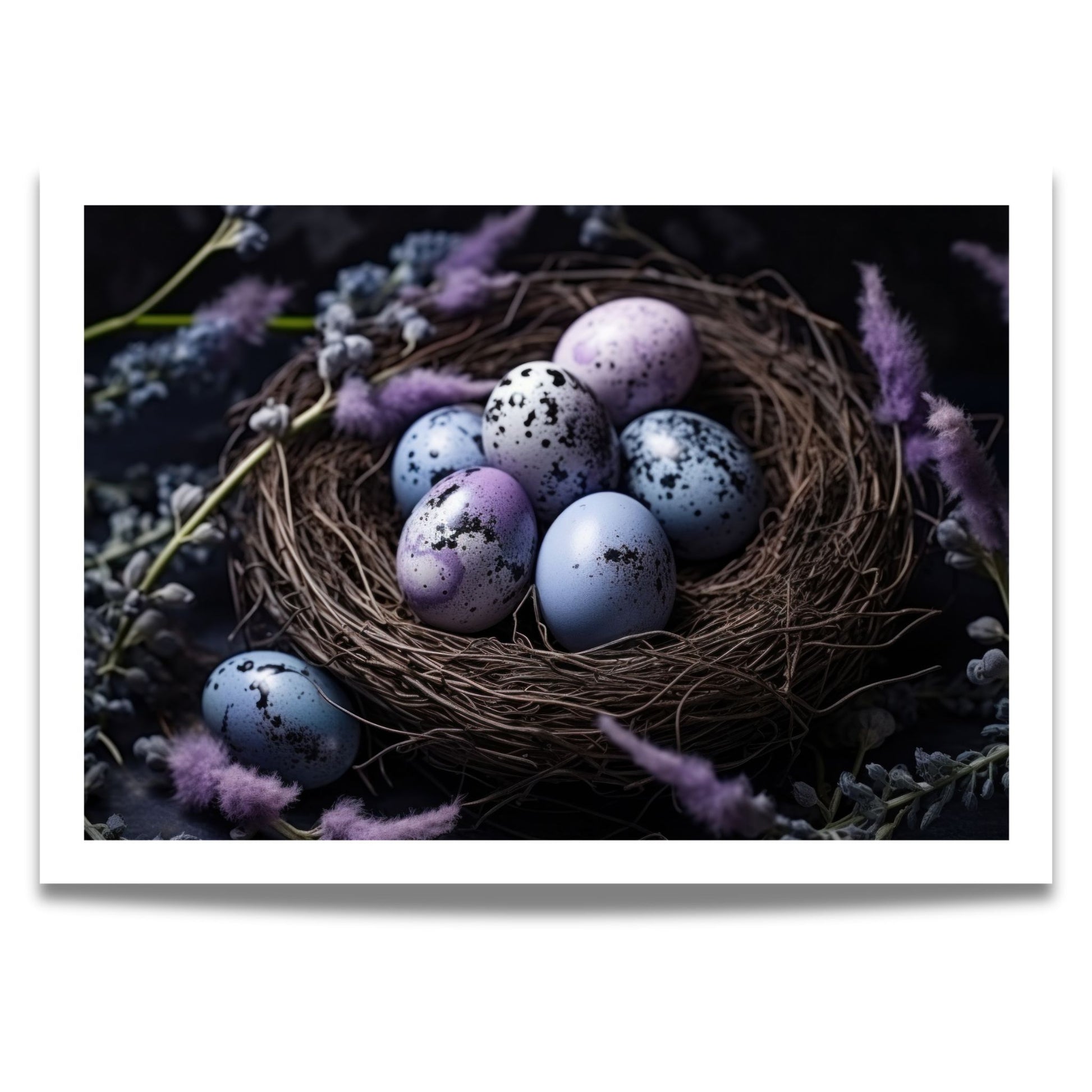 Med duse lilla og blåtoner, kombineres vakre flekkete egg i et rustikt fuglerede omgitt av delikate blomster. Perfekt for deg som ønsker en elegant og stemningsfull påskedekor!