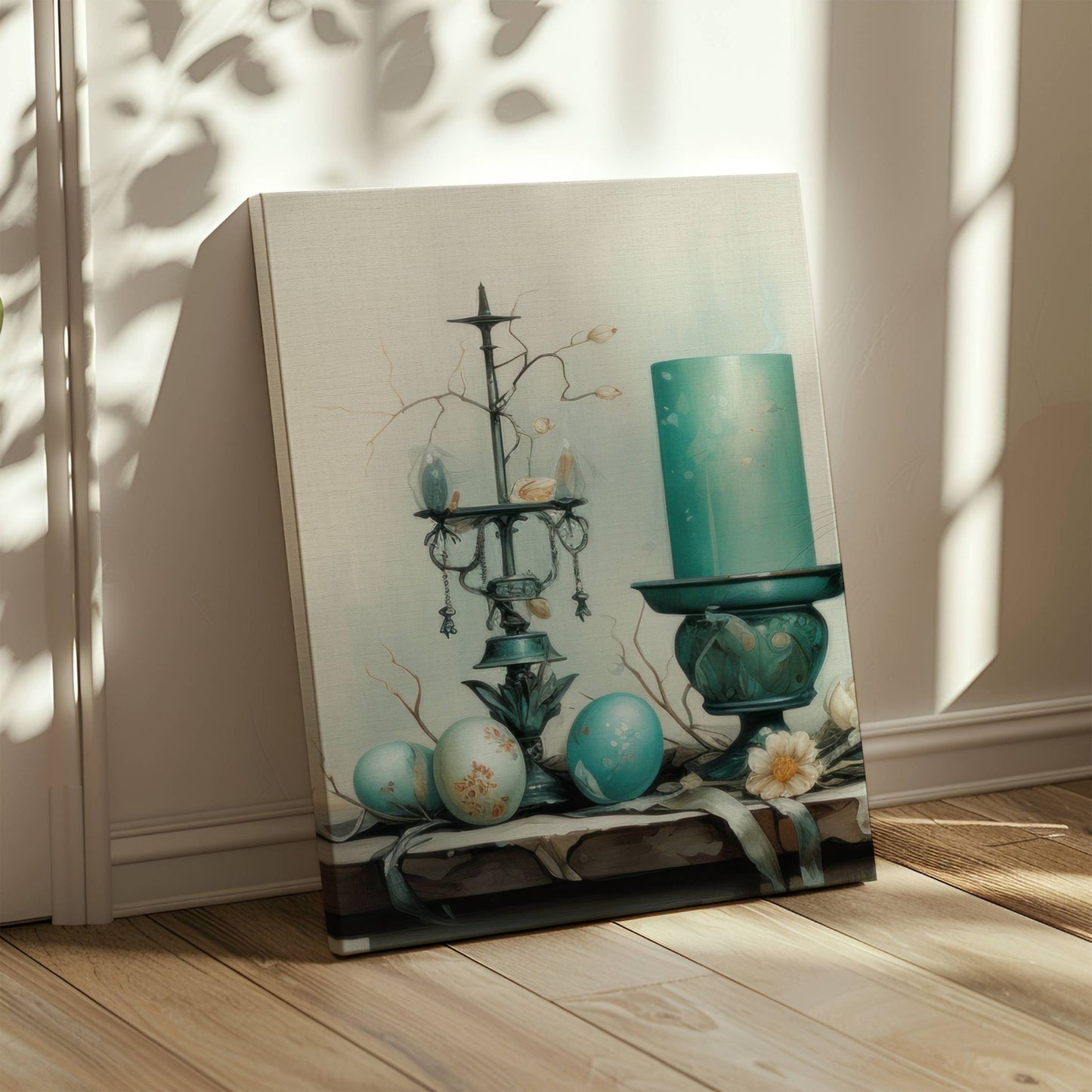 Dette elegante motivet fremhever påskens klassiske elementer – dekorerte egg, antikke lysestaker og rustikke blomster i duse blåtoner. Illustrasjon viser motivet på lerret.
