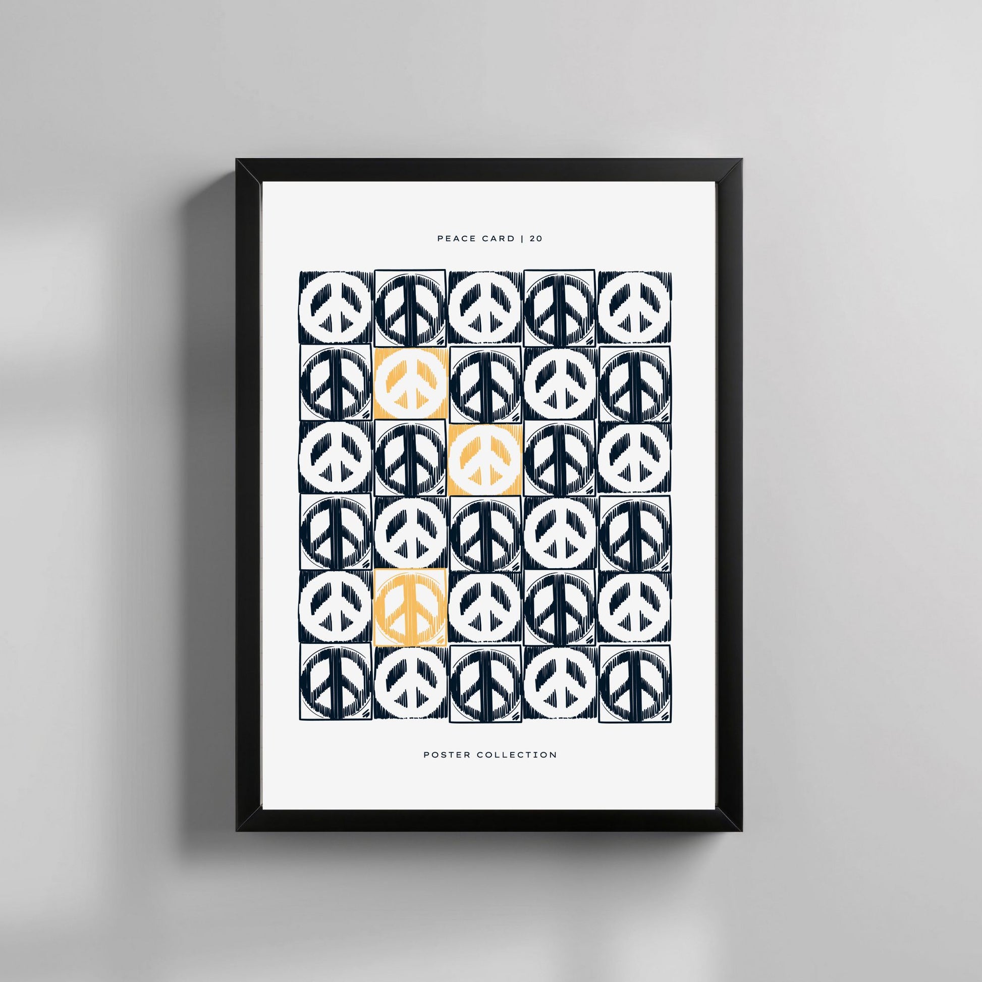 Peace Card 20 – grafisk plakat er et moderne kunsttrykk med gjentatte peace-symboler i et stramt, kubistisk mønster. Illustrasjon viser plakat i sort ramme.