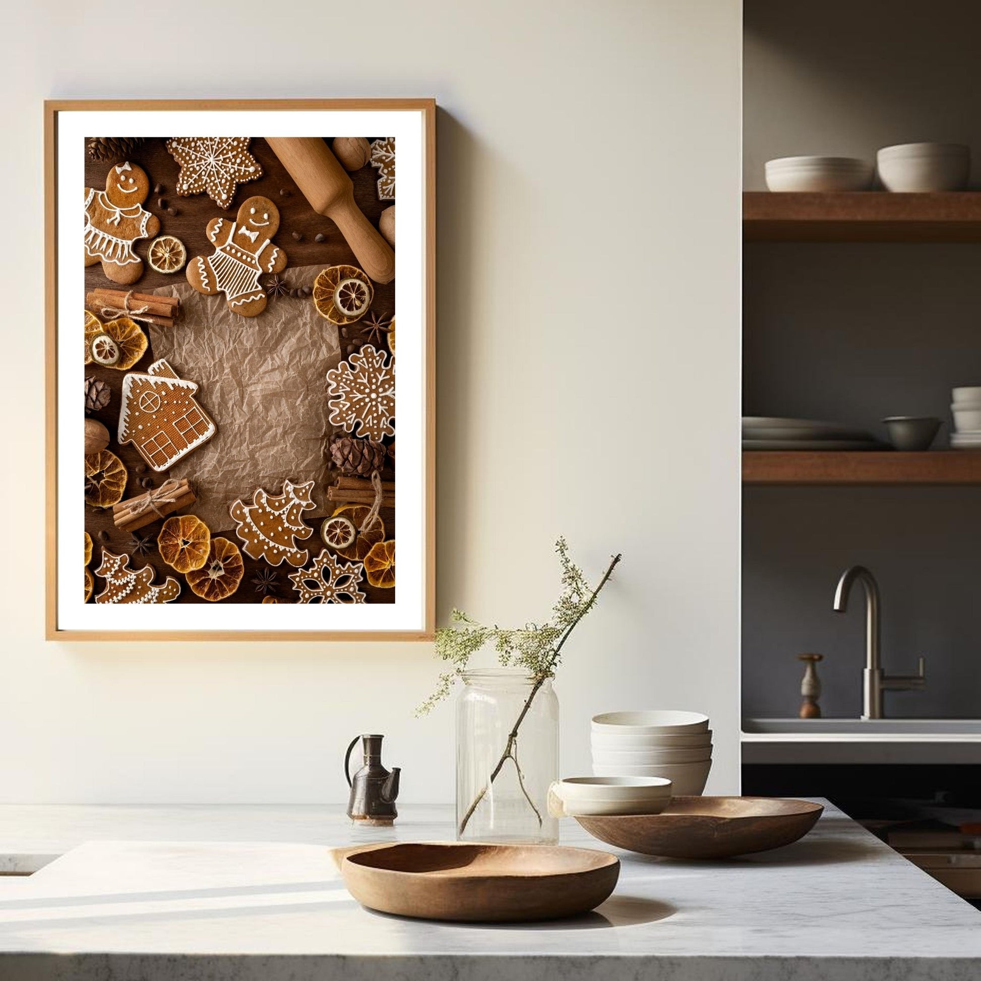 Plakat med dekorativt motiv av pepperkaker med melisglasur.  Illustrasjonen viser plakaten i eikeramme som henger på en vegg over en kjøkkenbenk.