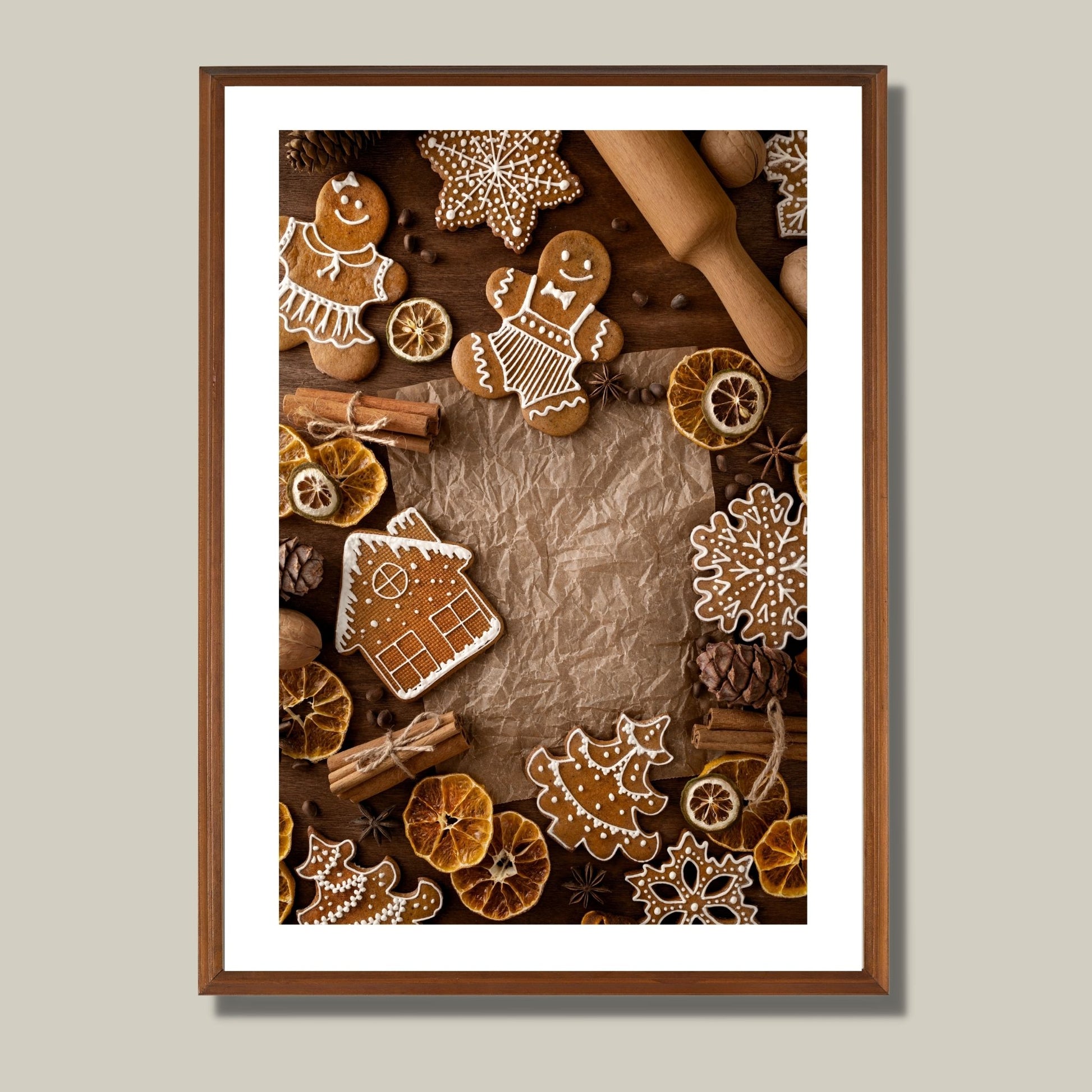 Plakat med dekorativt motiv av pepperkaker med melisglasur.  Illustrasjonen viser plakaten i eikeramme som henger på en vegg.