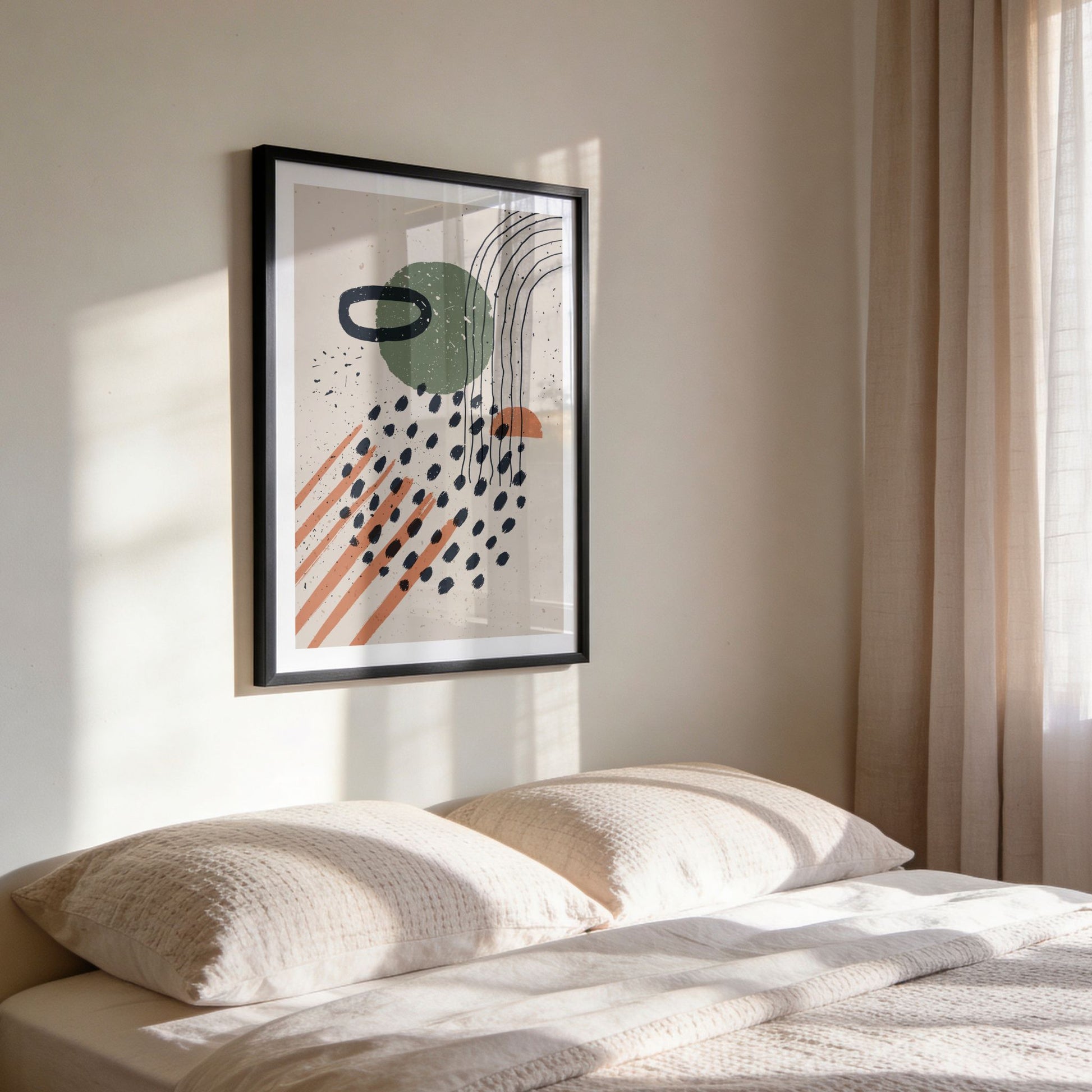 Playful Motion abstrakt plakat i sort ramme over seng i lyst soverom