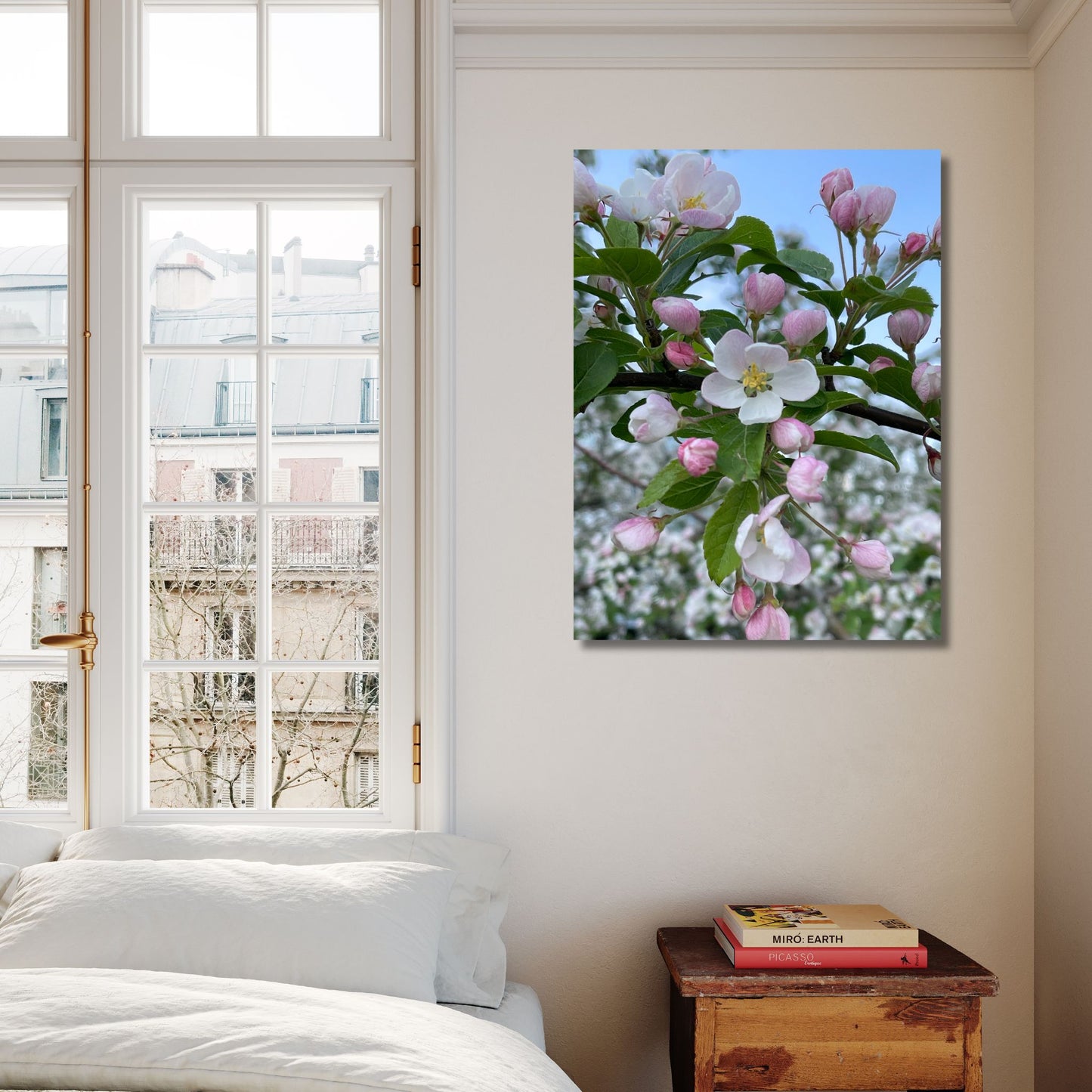Fang vårens poesi med dette botaniske fotografiet av Prydeple i full blomstring. Illustrasjon viser motivet på lerret.