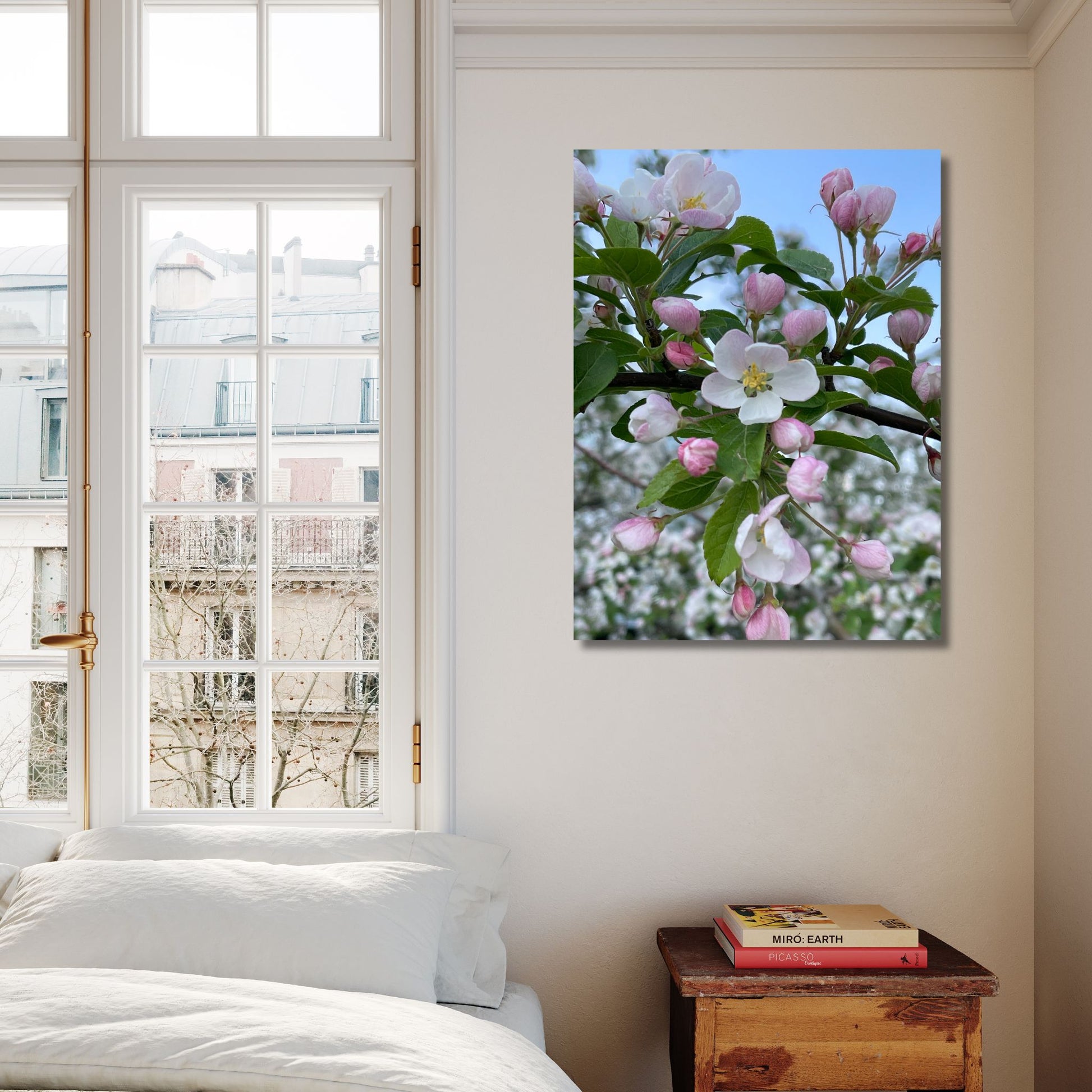 Fang vårens poesi med dette botaniske fotografiet av Prydeple i full blomstring. Illustrasjon viser motivet på lerret.