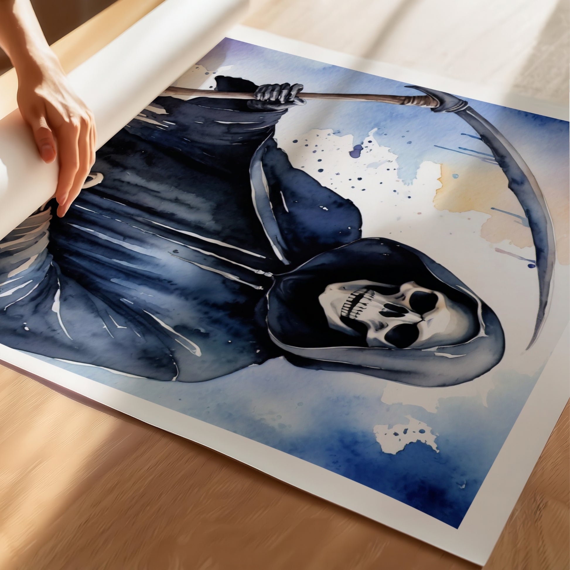 “Reaper’s Call” viser Døden selv – den ikoniske skikkelsen med ljå, fremstilt i en moderne akvarellstil med fiolette og oransje nyanser.  Illustrasjon viser plakat på print.