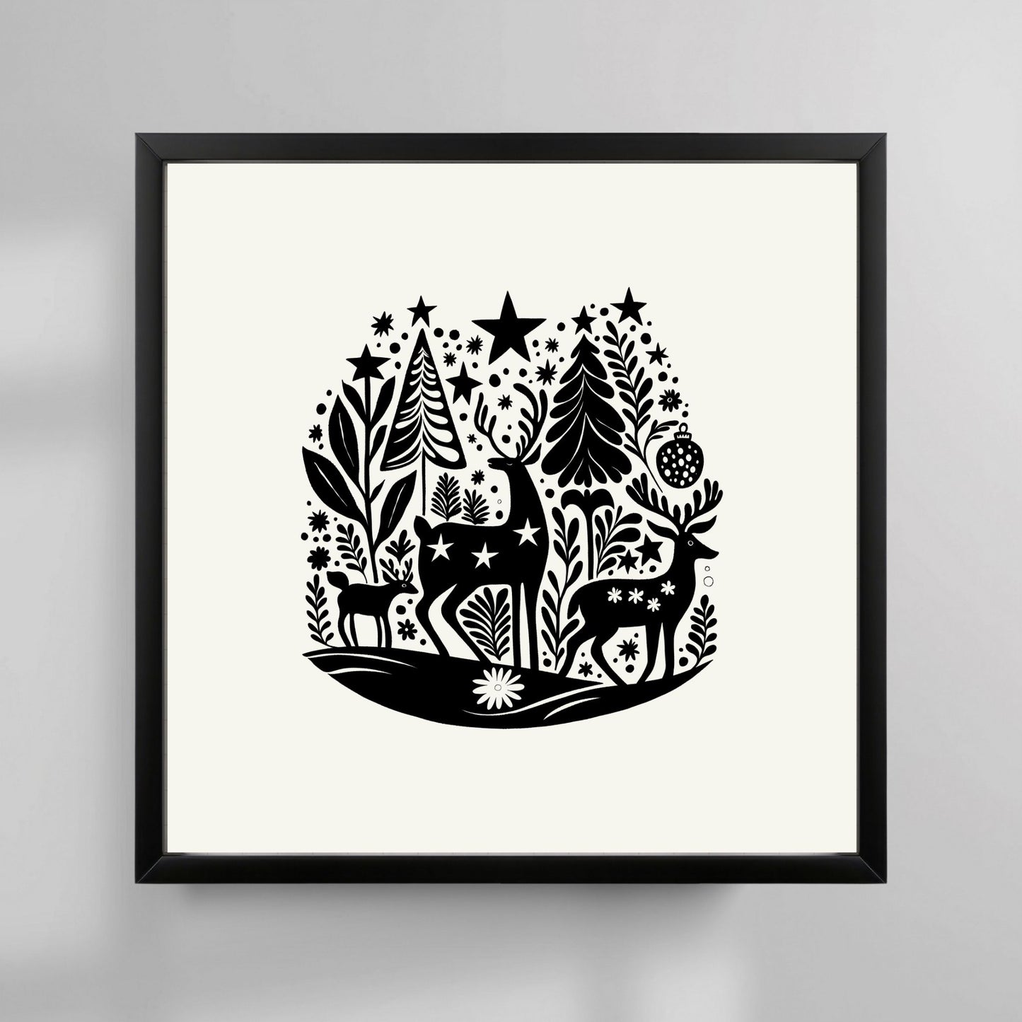 Denne plakaten er preget av et elegant motiv med reinsdyr i skandinavisk design, som fremhever vinterens ro og naturens skjønnhet. Illustrasjonsfoto viser plakat i sort ramme.
