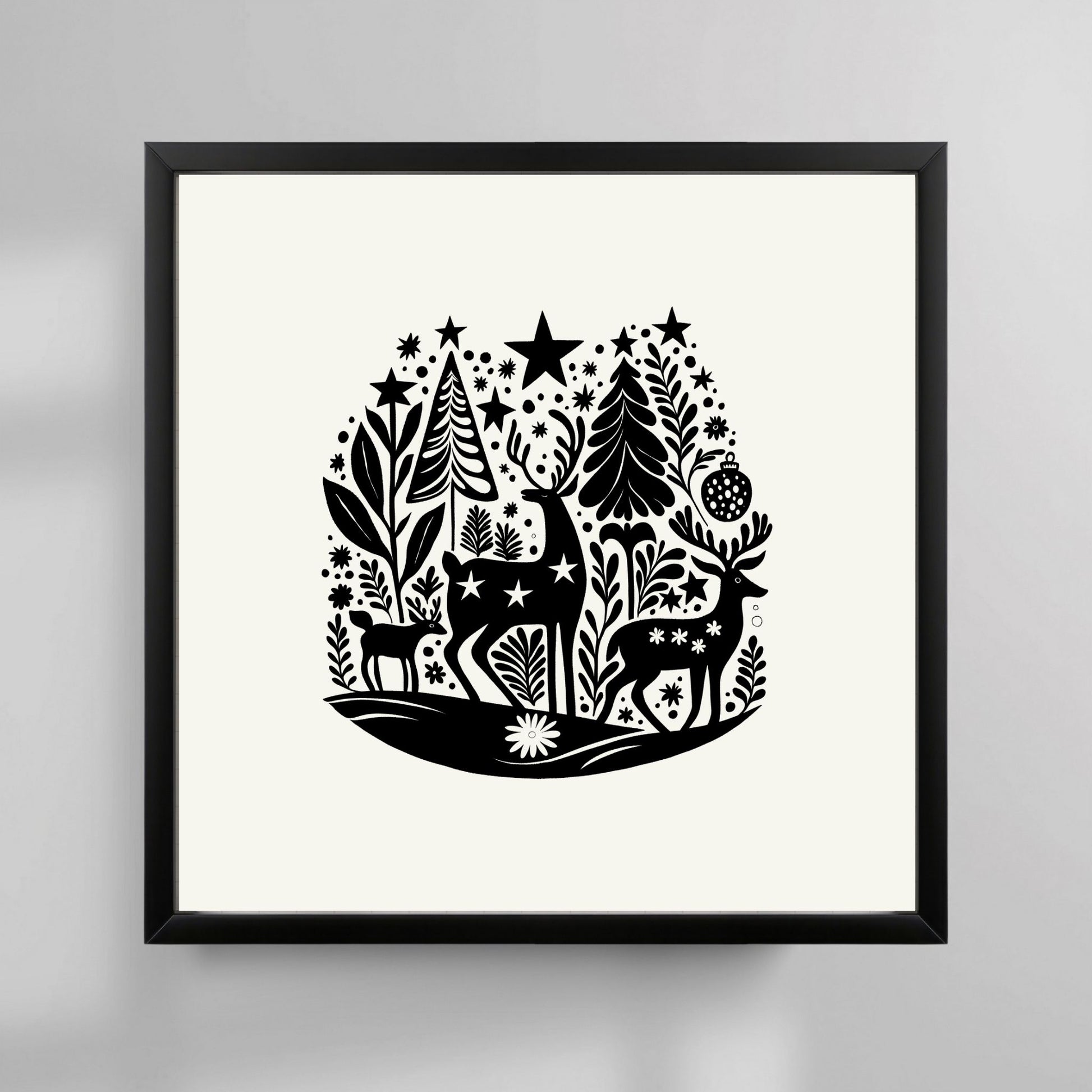 Denne plakaten er preget av et elegant motiv med reinsdyr i skandinavisk design, som fremhever vinterens ro og naturens skjønnhet. Illustrasjonsfoto viser plakat i sort ramme.