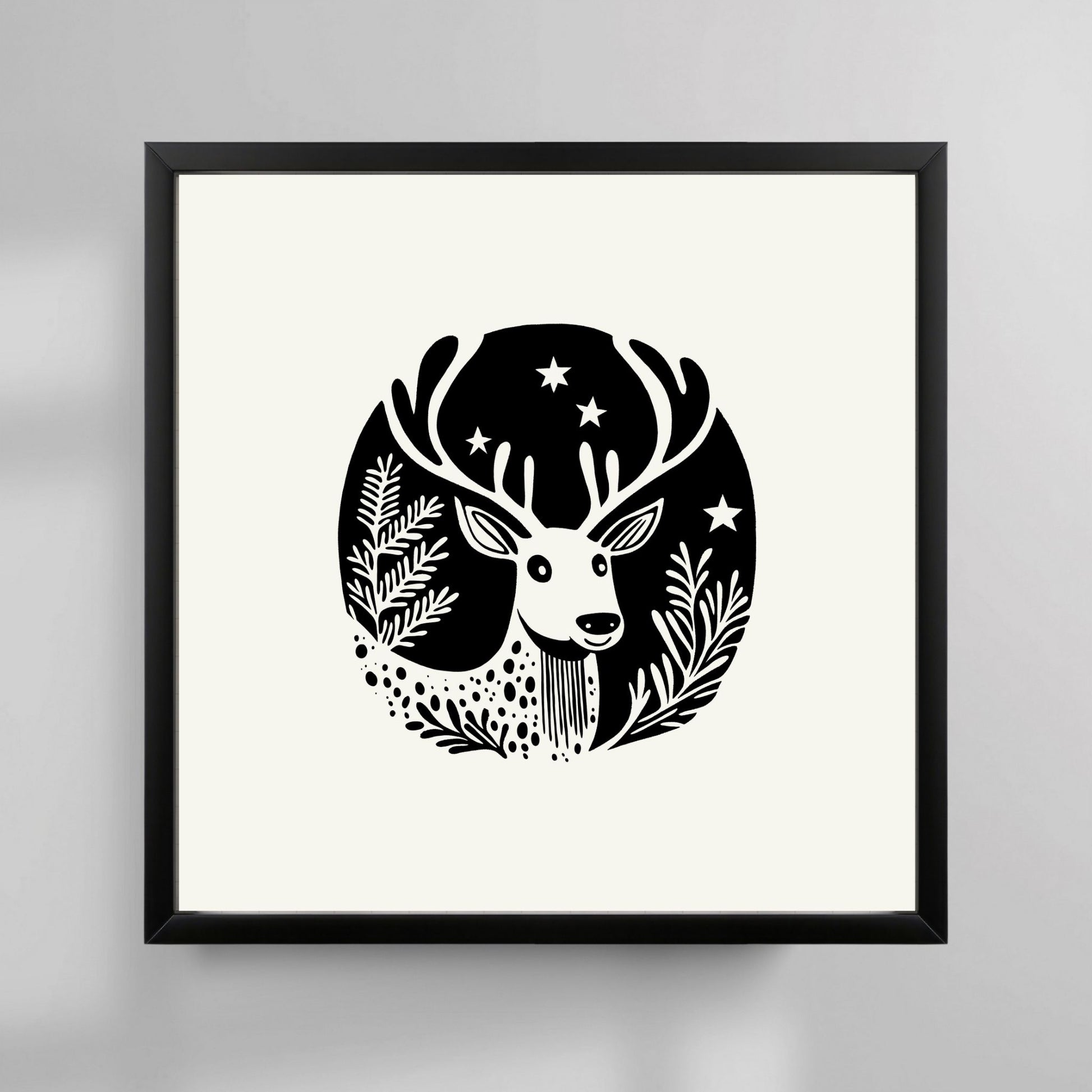 Denne plakaten er preget av et elegant motiv med reinsdyr i skandinavisk design, som fremhever vinterens ro og naturens skjønnhet. Illustrasjonsfoto viser plakat i sort ramme.