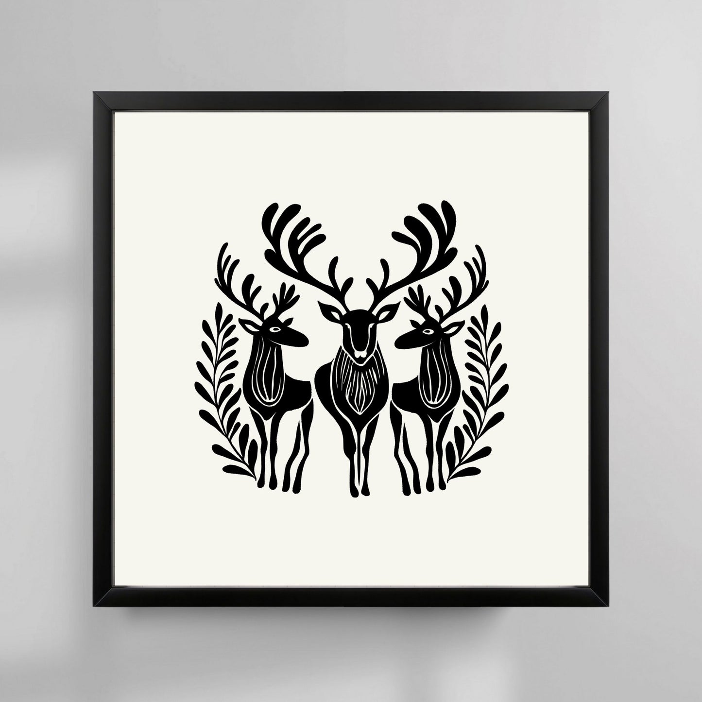 Denne plakaten er preget av et elegant motiv med reinsdyr i skandinavisk design, som fremhever vinterens ro og naturens skjønnhet. Illustrasjonsfoto viser plakat i sort ramme.