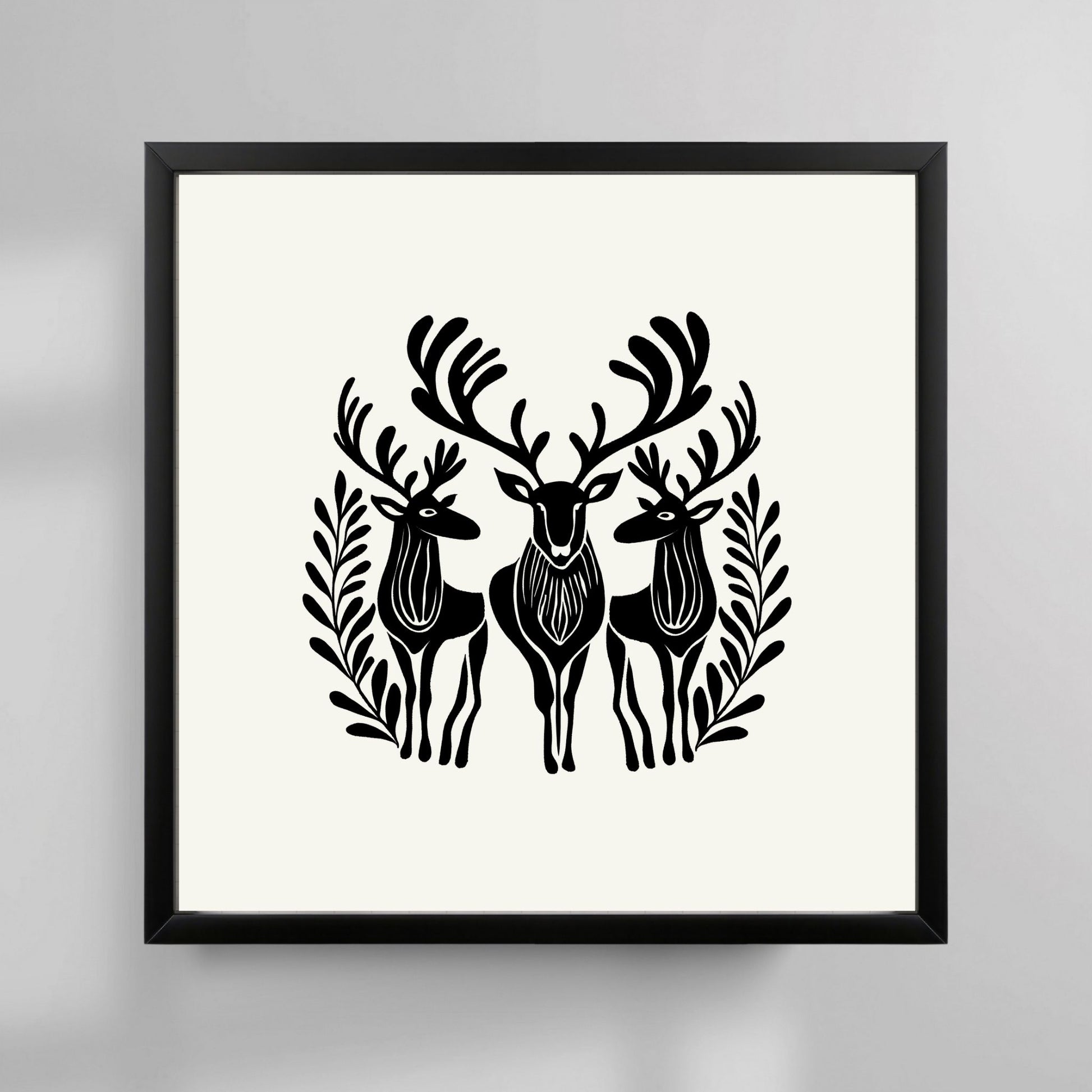 Denne plakaten er preget av et elegant motiv med reinsdyr i skandinavisk design, som fremhever vinterens ro og naturens skjønnhet. Illustrasjonsfoto viser plakat i sort ramme.