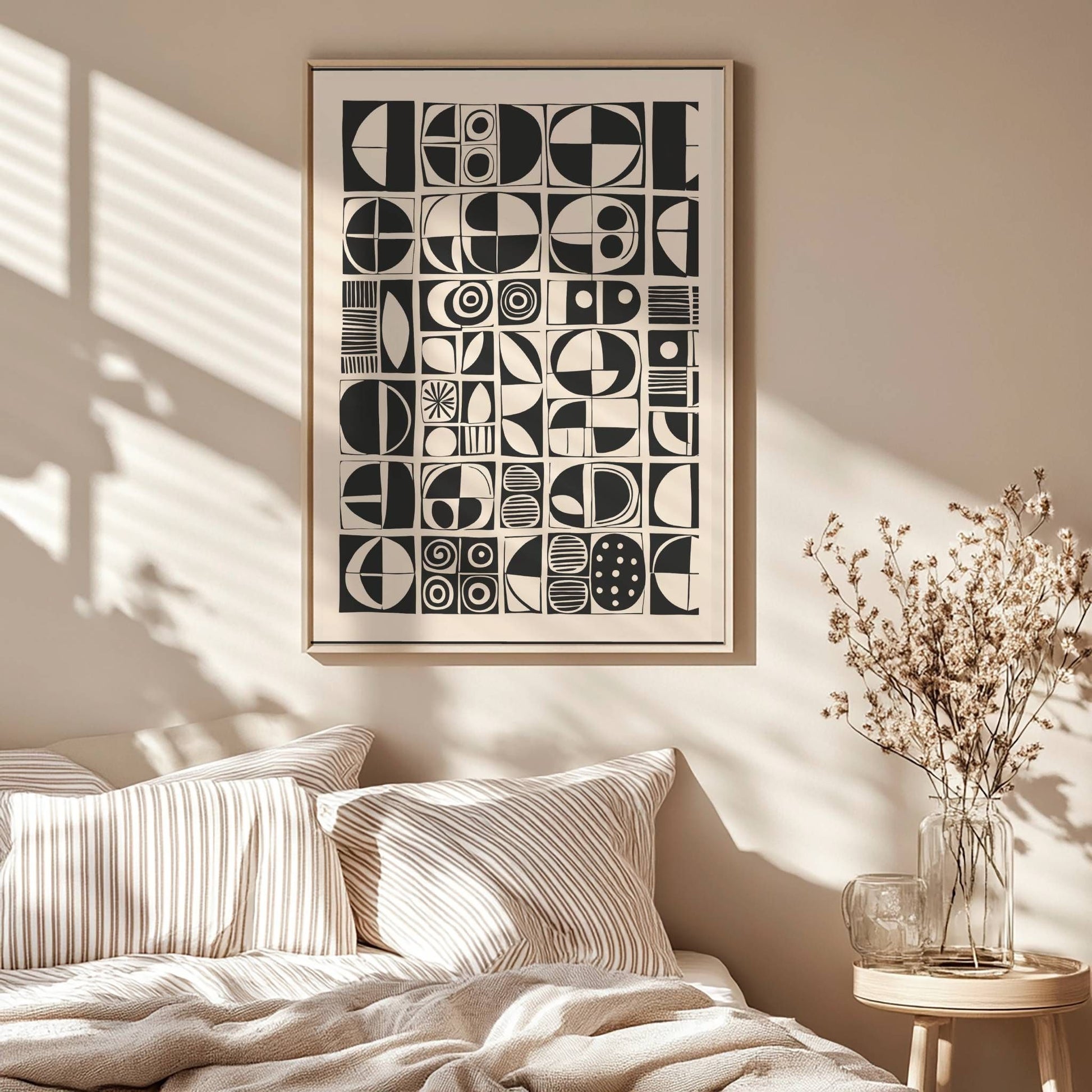 Retro Forms er en moderne hyllest til mid-century design, med et mønster av halvsirkler, striper og sirkler i svart og kremfarget palett. Illustrasjon viser motiv med smal kant i eik ramme.