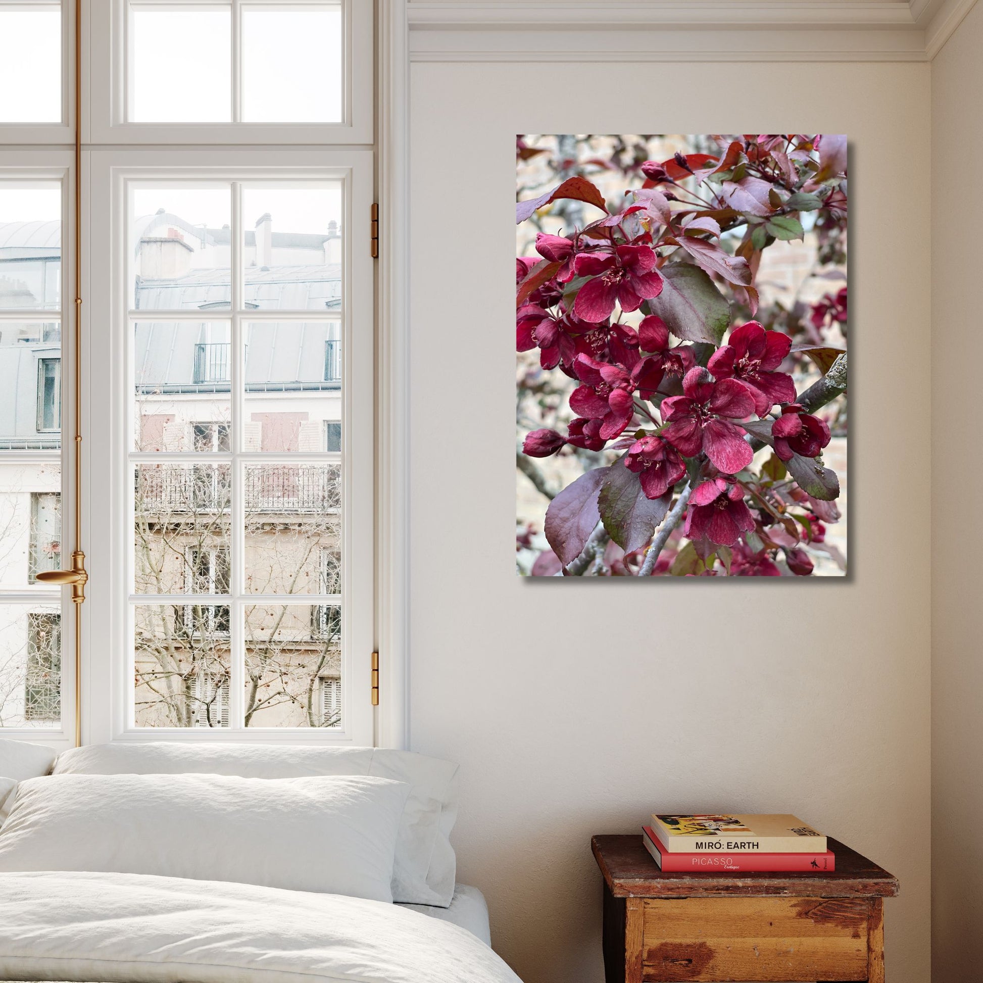 Et botanisk fotografi som virkelig fanger blikket – Rødbladet Prydeple er et uttrykksfullt bilde av blomstrende grener med dype røde blomster og mørkt bladverk. Illustrasjon viser motivet på lerret.