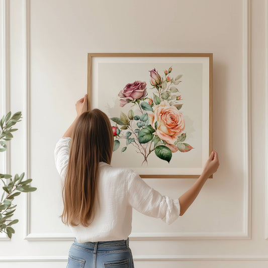 ROMANTIC ROSE No3 – akvarell plakat  med lilla roser skiller seg ut med et sart og nostalgisk fargevalg i lavendel og dempede grønntoner. Illustrasjon viser motiv i eik ramme.