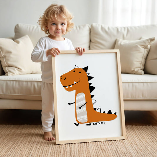 Oransje T-rex med svart rygg og hvite stripe på lys bakgrunn i eik ramme.