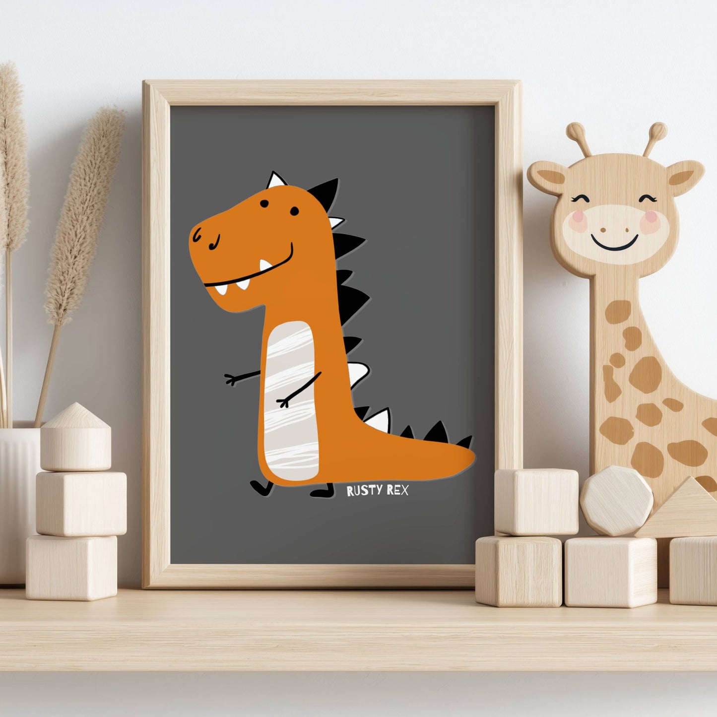 Oransje T-rex med svart rygg og hvite stripe på mørk bakgrunn i eik ramme.