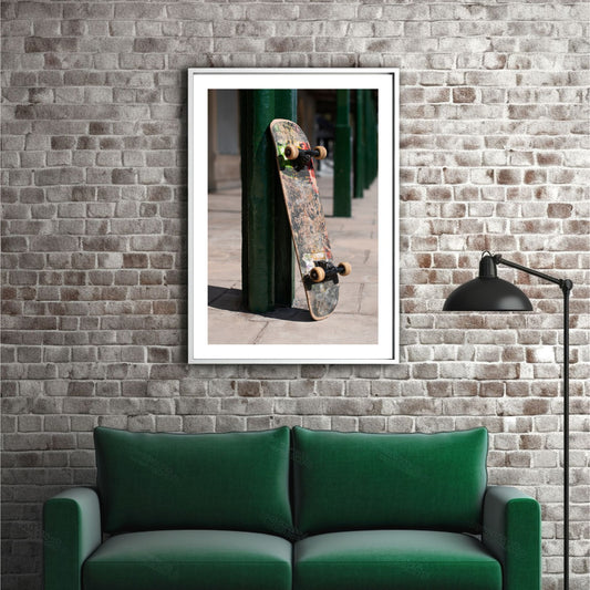 "Skateboard" plakat og lerret, en grafisk fremstilling av et velbrukt skateboard. Illustrasjonsfoto viser motivet som plakat i grå ramme.