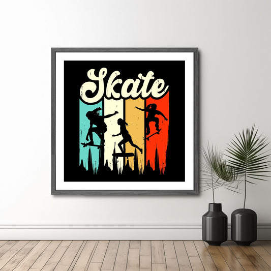 Denne grafiske illustrasjonen fanger essensen av skatekultur med sin kraftfulle design. Plakaten viser tre skatere i silhuett mot en stilfull bakgrunn dekorert med striper i turkis, beige, oransje og rød Illustrasjonen viser motivet som plakat i  mørk ramme.