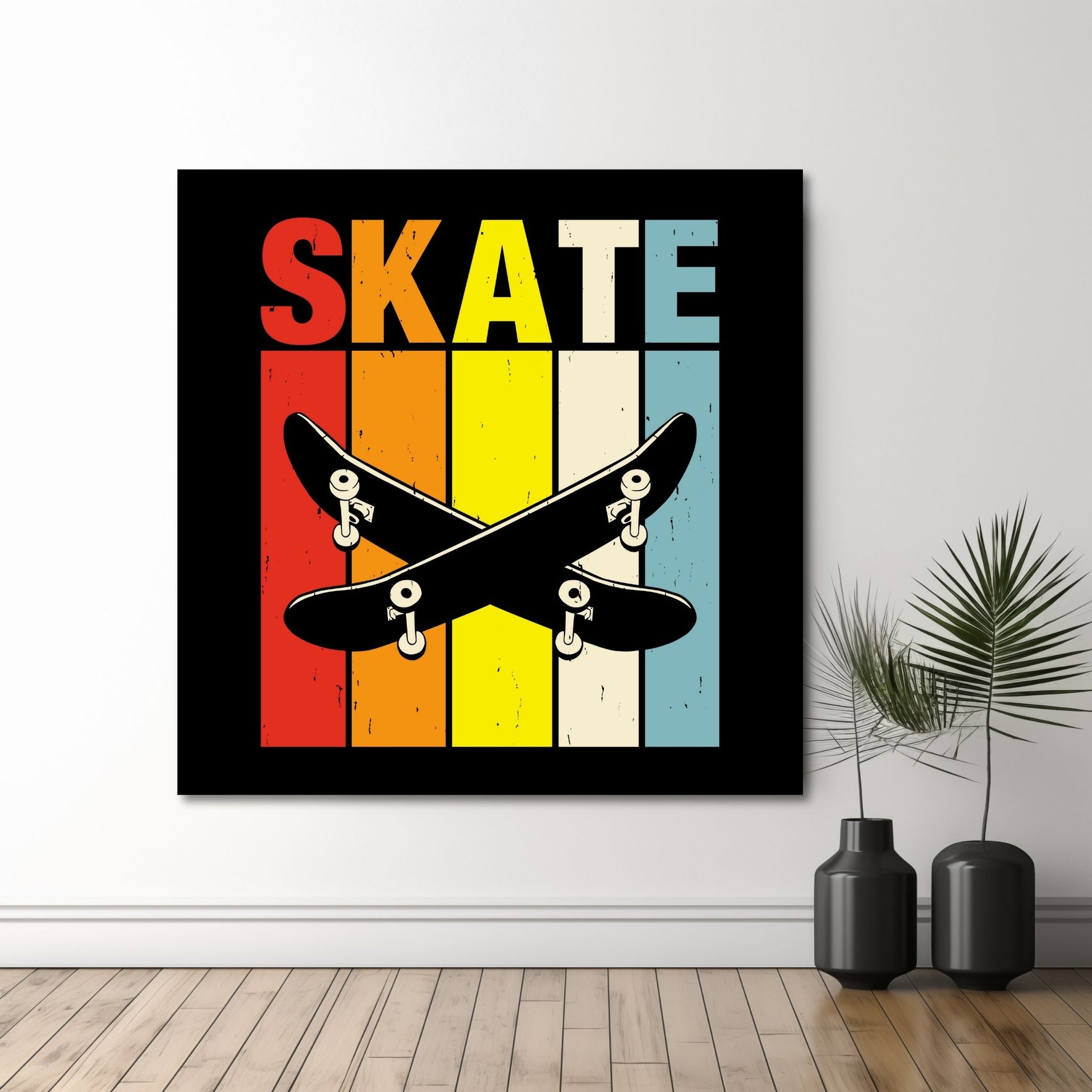 Denne grafiske illustrasjonen fanger essensen av skatekultur med sin kraftfulle design. Plakaten viser to svarte skateboard mot en stilfull bakgrunn dekorert med teksten "Skate" og striper i rødt, oransje, gult, hvitt og lyseblått. Illustrasjonsfoto viser motivet på lerret.