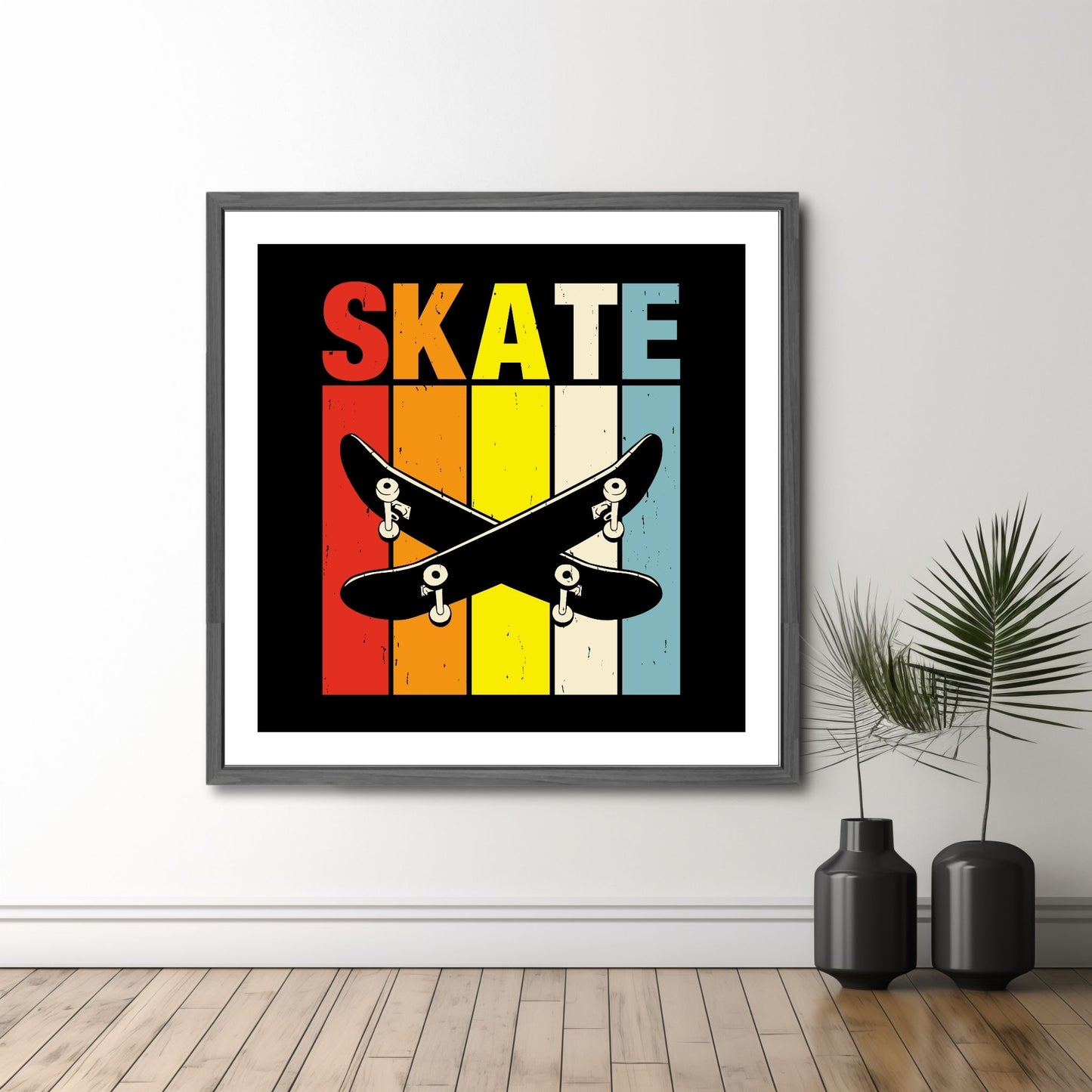 Denne grafiske illustrasjonen fanger essensen av skatekultur med sin kraftfulle design. Plakaten viser to svarte skateboard mot en stilfull bakgrunn dekorert med teksten "Skate" og striper i rødt, oransje, gult, hvitt og lyseblått. Illustrasjonsfoto viser motivet som plakat i grå ramme.