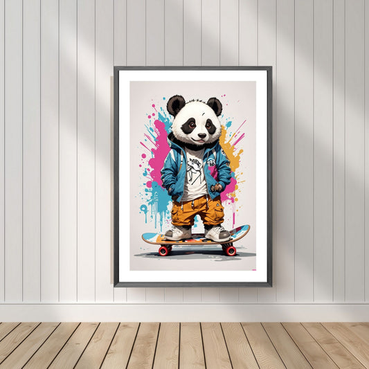 Denne unike plakaten eller lerretet viser en panda som står på skateboard, ikledd blå hettejakke, cool, oransje bukse og sneakers. Motivet har en fargerik splash på grå bakgrunn. Illustrasjonsfoto viser motivet som plakat i mørk ramme.