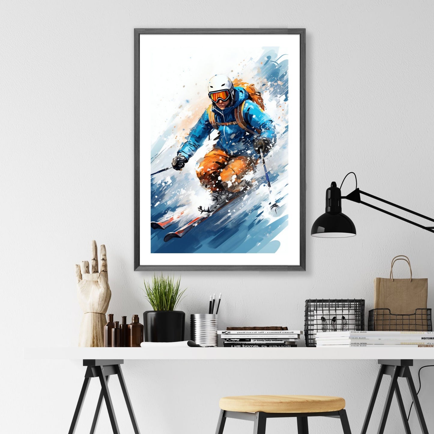 "Ski Off Piste", en inspirerende grafisk akvarell som fanger spenningen og eventyret ved å kjøre utenfor løypene. Illustrasjonsbilde viser motiver som plakat i ramme som henger på en vegg.